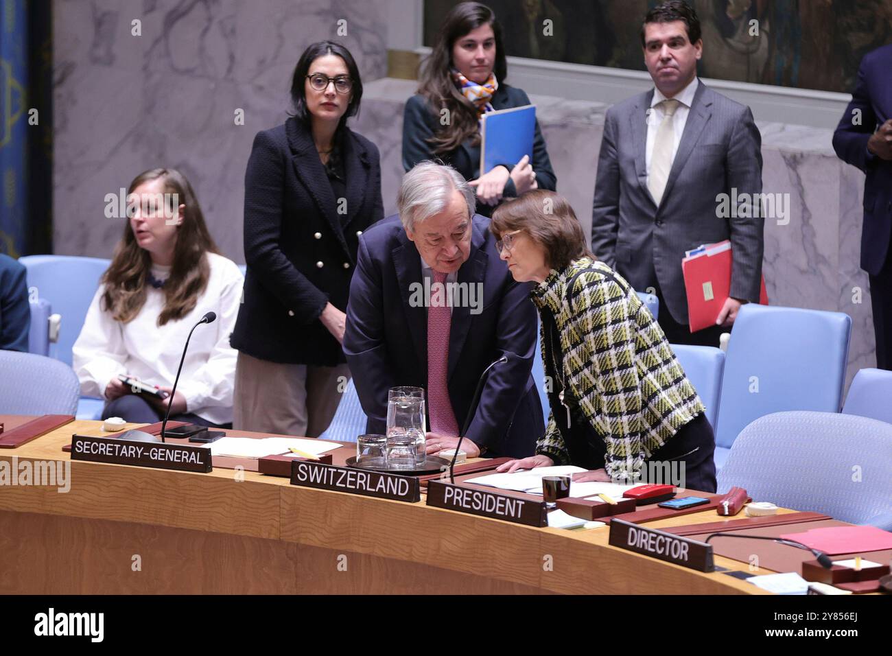 New York, NY - 2. Oktober 2024: Generalsekretär Antonio Guterres vor den Vereinten Nationen hält während der Tagung des Sicherheitsrates der Vereinten Nationen im Hauptquartier der Vereinten Nationen in New York eine Rede. Im Mittelpunkt der Tagung standen die eskalierenden Feindseligkeiten im Nahen Osten, wobei Danon sich mit der dringenden Notwendigkeit internationaler Zusammenarbeit bei der Stabilisierung der Region und der Verteidigung der israelischen Sicherheit angesichts wachsender Spannungen befasste. (Foto: Luiz Rampelotto/EuropaNewswire) Stockfoto