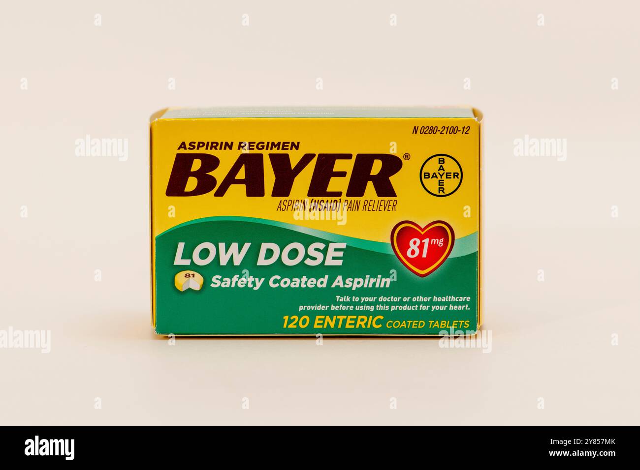 Faltschachtel mit niedrig dosiertem Bayer-Aspirin auf weißem Hintergrund Stockfoto
