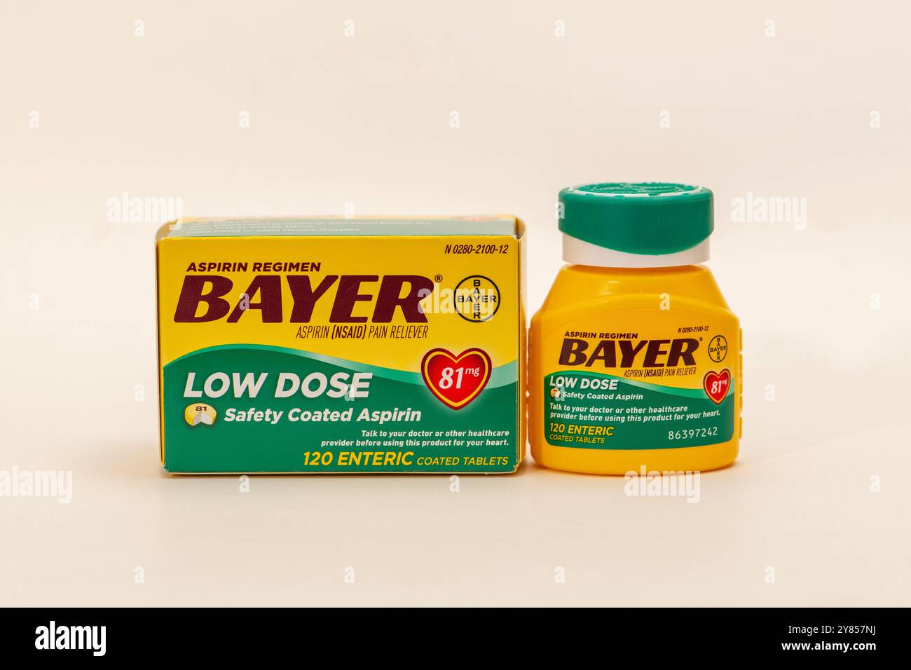 Zwei Behältnisse mit niedrig dosiertem Bayer-Aspirin auf weißem Hintergrund Stockfoto