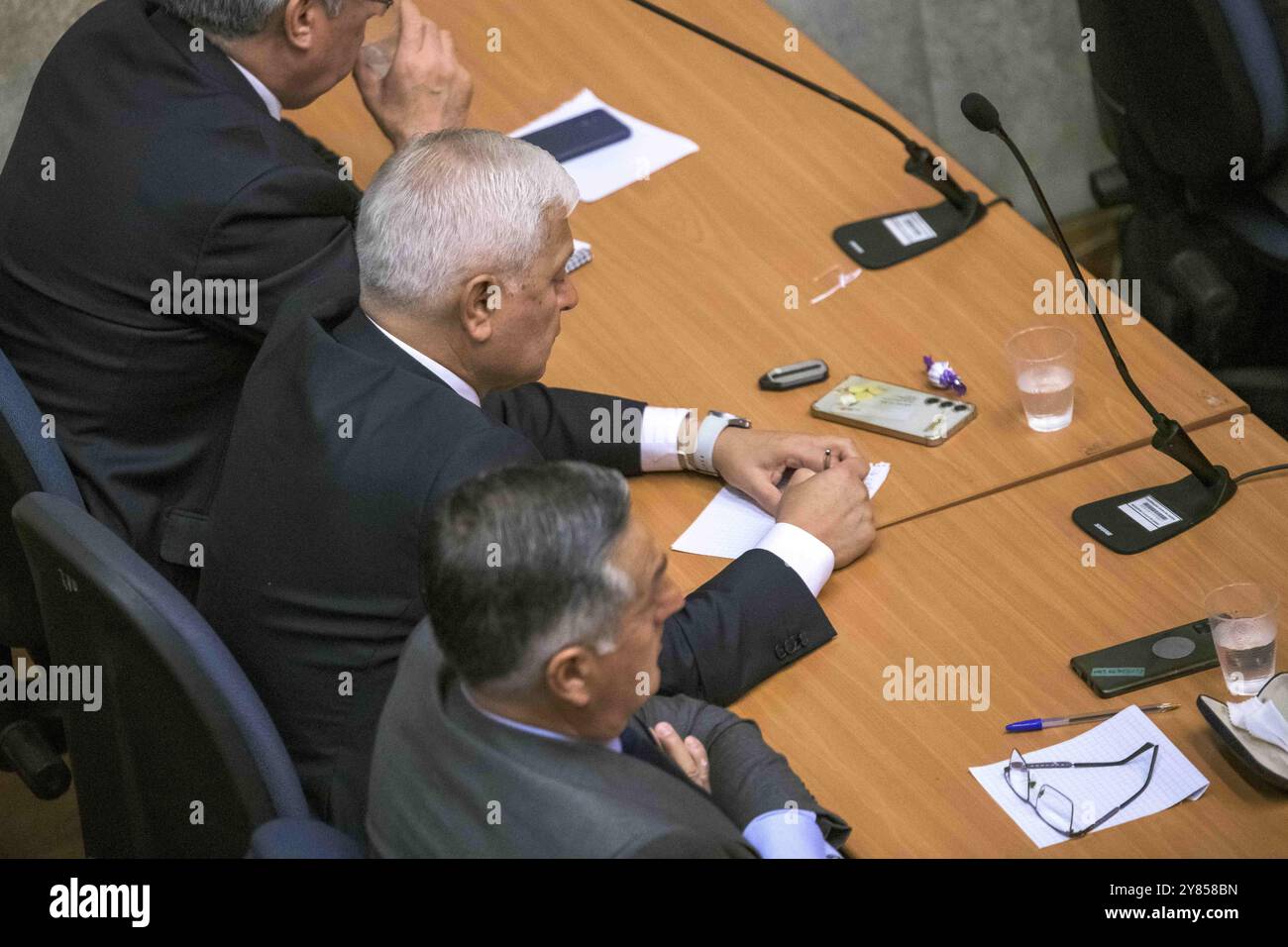 Santiago, Region Metropolitana, CHILE. Oktober 2024. Anhörung des ehemaligen pensionierten Generals Ricardo YaÃ±EZ in der Generalstaatsanwaltschaft in Santiago, Chile, am 1. Oktober 2024. (Kreditbild: © Cristobal Venegas/ZUMA Press Wire) NUR REDAKTIONELLE VERWENDUNG! Nicht für kommerzielle ZWECKE! Stockfoto