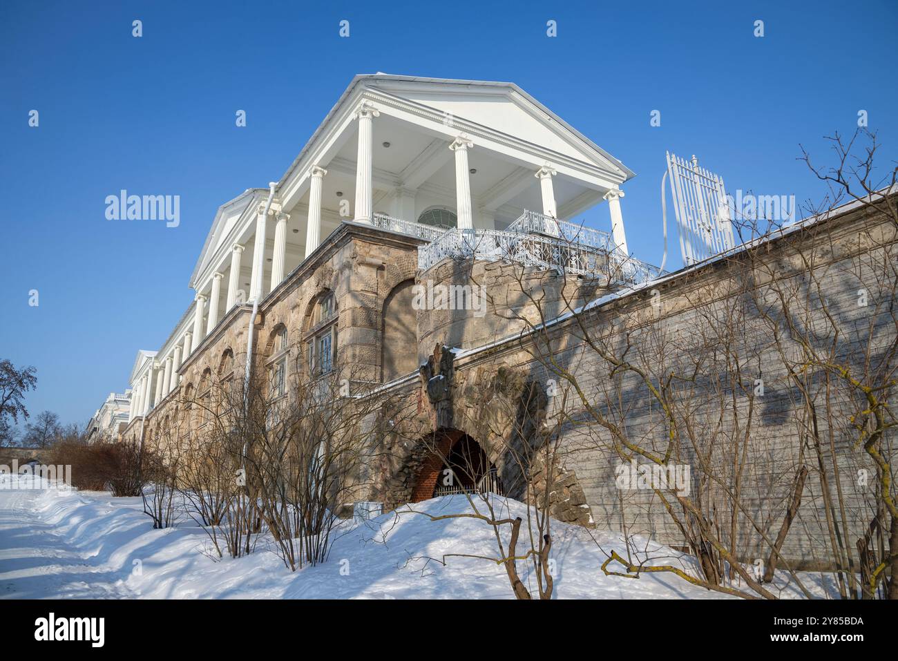 PUSCHKIN, RUSSLAND - 21. FEBRUAR 2023: An den Wänden der Galerie Cameron an einem frostigen Wintermorgen. Zarskoje Selo Stockfoto