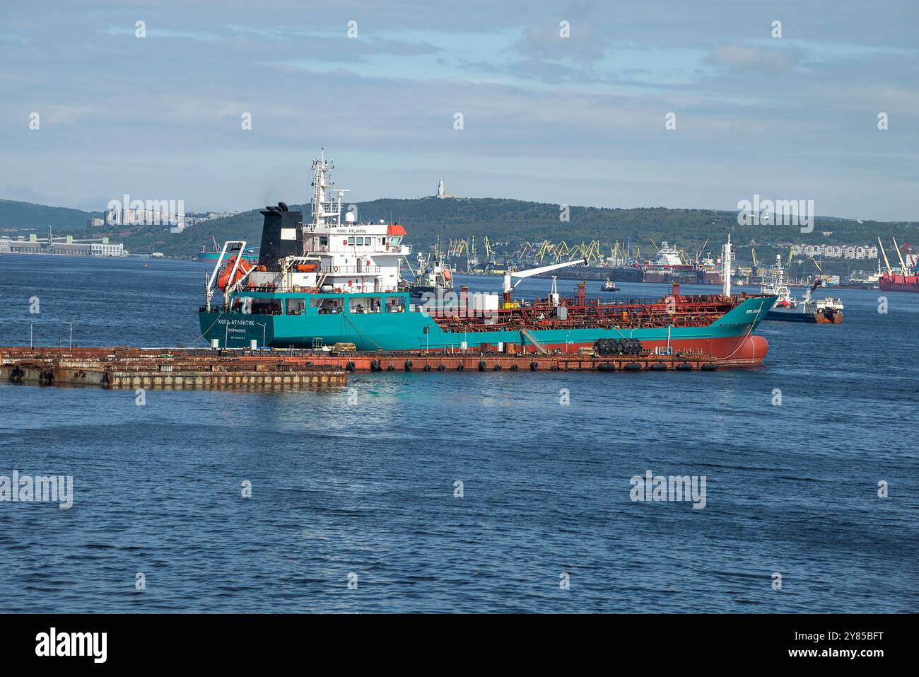 MURMANSK, RUSSLAND - 29. JULI 2024: Der Öltanker Kord Atlantic im Hintergrund des Hafens. Murmansk Stockfoto