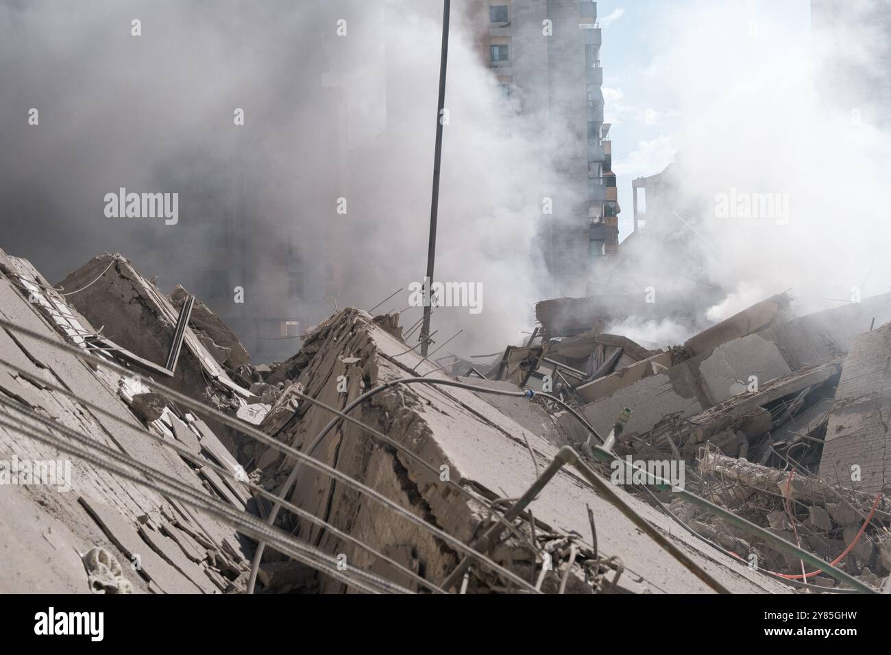 Beirut, Libanon. Oktober 2024. Am 2. Oktober 2024 in Beirut, Libanon, steigt Rauch aus dem Ort eines israelischen Luftangriffs in der Hisbollah-Festung Dahieh auf. Israel setzte die Luftangriffe auf Beirut und seine südlichen Vororte fort, als sein Militär eine Bodenoffensive im Libanon ankündigte, ein Teil dessen, was es sagte, ein "begrenzter" Angriff auf Hisbollah-Truppen sein würde. Foto: Sandro Basili/ABACAPRESS. COM Credit: Abaca Press/Alamy Live News Stockfoto