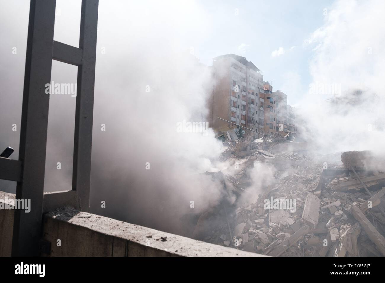 Beirut, Libanon. Oktober 2024. Am 2. Oktober 2024 in Beirut, Libanon, steigt Rauch aus dem Ort eines israelischen Luftangriffs in der Hisbollah-Festung Dahieh auf. Israel setzte die Luftangriffe auf Beirut und seine südlichen Vororte fort, als sein Militär eine Bodenoffensive im Libanon ankündigte, ein Teil dessen, was es sagte, ein "begrenzter" Angriff auf Hisbollah-Truppen sein würde. Foto: Sandro Basili/ABACAPRESS. COM Credit: Abaca Press/Alamy Live News Stockfoto