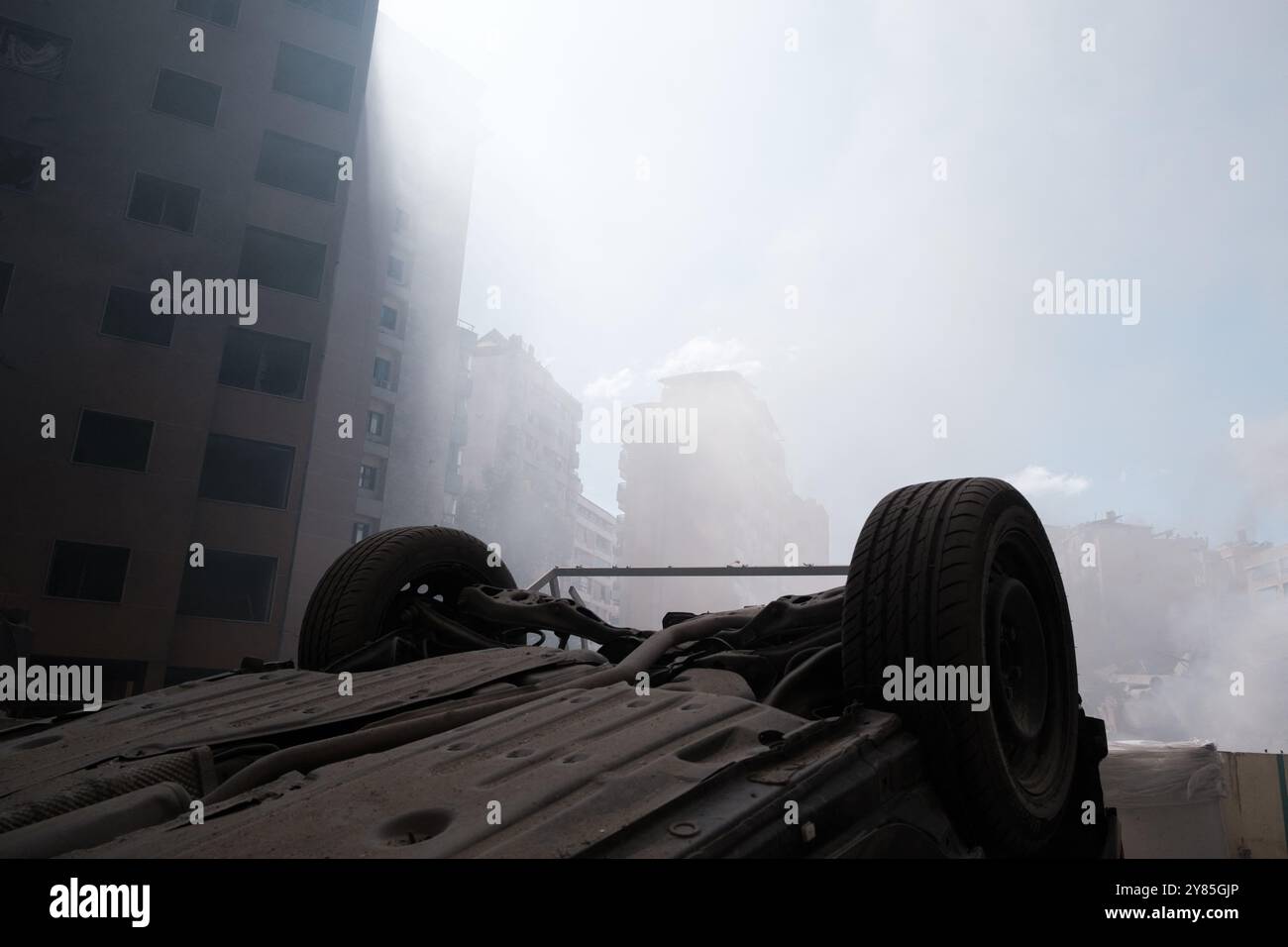 Beirut, Libanon. Oktober 2024. Am 2. Oktober 2024 in Beirut, Libanon, steigt Rauch aus dem Ort eines israelischen Luftangriffs in der Hisbollah-Festung Dahieh auf. Israel setzte die Luftangriffe auf Beirut und seine südlichen Vororte fort, als sein Militär eine Bodenoffensive im Libanon ankündigte, ein Teil dessen, was es sagte, ein "begrenzter" Angriff auf Hisbollah-Truppen sein würde. Foto: Sandro Basili/ABACAPRESS. COM Credit: Abaca Press/Alamy Live News Stockfoto