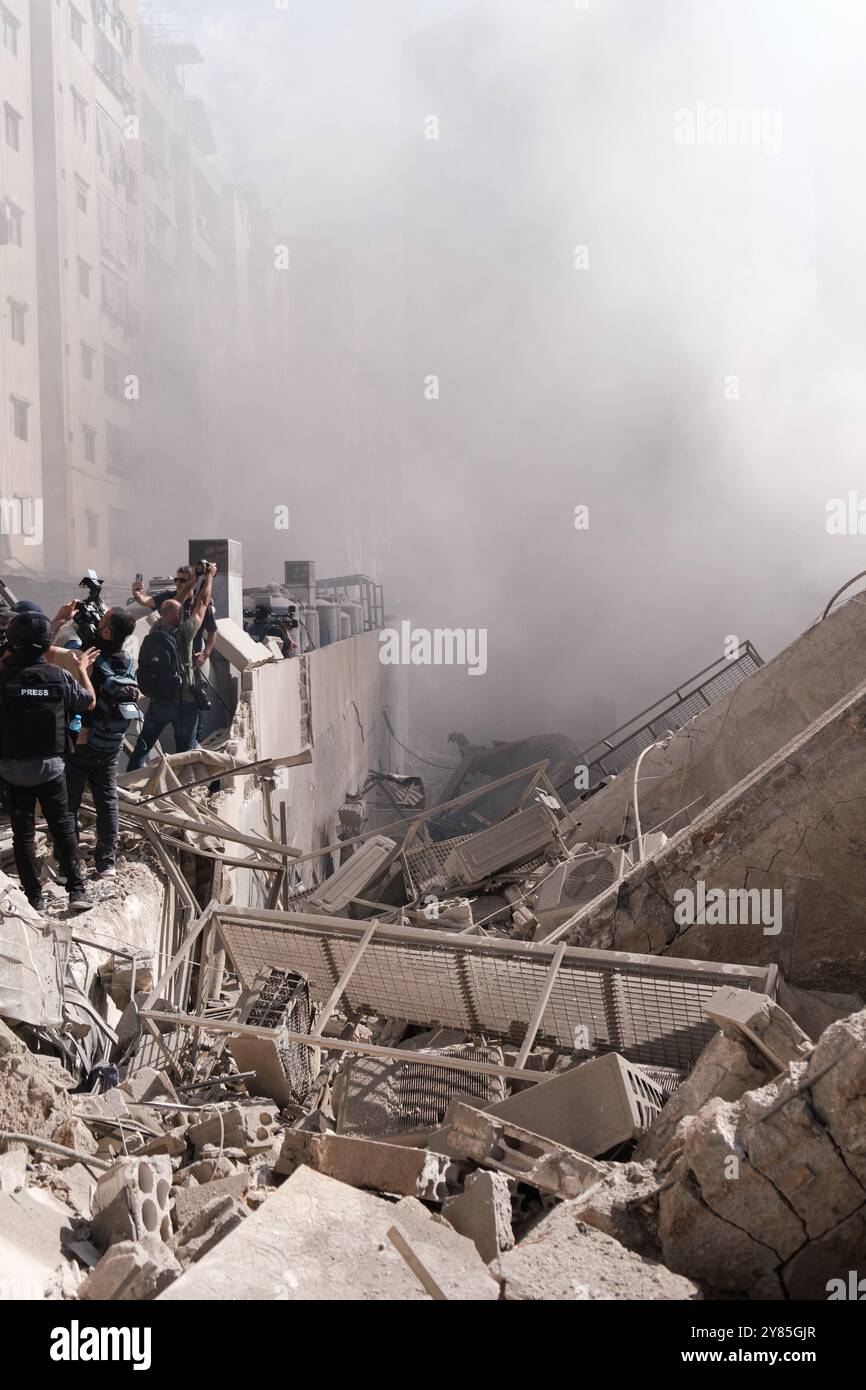 Beirut, Libanon. Oktober 2024. Am 2. Oktober 2024 in Beirut, Libanon, steigt Rauch aus dem Ort eines israelischen Luftangriffs in der Hisbollah-Festung Dahieh auf. Israel setzte die Luftangriffe auf Beirut und seine südlichen Vororte fort, als sein Militär eine Bodenoffensive im Libanon ankündigte, ein Teil dessen, was es sagte, ein "begrenzter" Angriff auf Hisbollah-Truppen sein würde. Foto: Sandro Basili/ABACAPRESS. COM Credit: Abaca Press/Alamy Live News Stockfoto