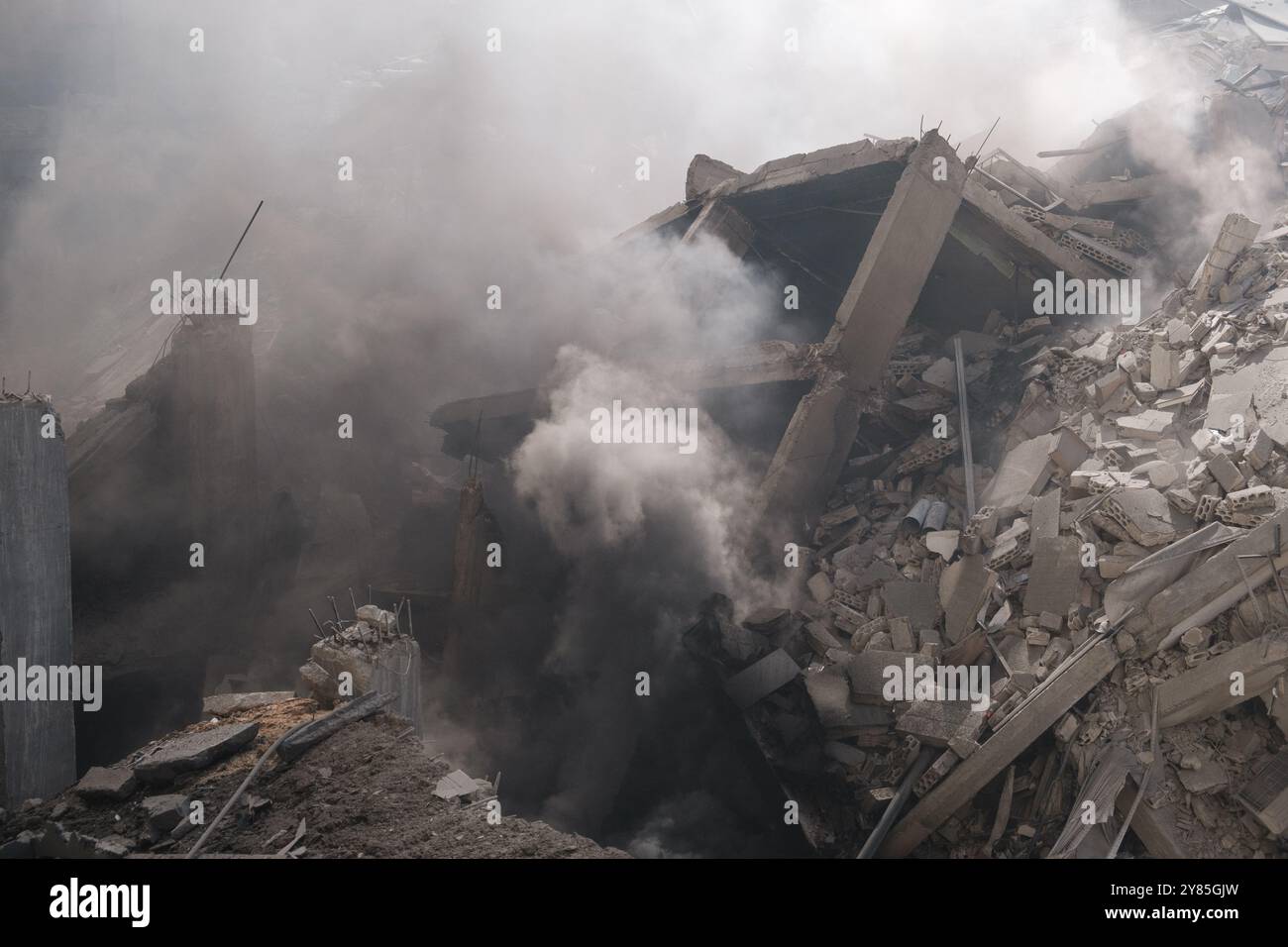 Beirut, Libanon. Oktober 2024. Am 2. Oktober 2024 in Beirut, Libanon, steigt Rauch aus dem Ort eines israelischen Luftangriffs in der Hisbollah-Festung Dahieh auf. Israel setzte die Luftangriffe auf Beirut und seine südlichen Vororte fort, als sein Militär eine Bodenoffensive im Libanon ankündigte, ein Teil dessen, was es sagte, ein "begrenzter" Angriff auf Hisbollah-Truppen sein würde. Foto: Sandro Basili/ABACAPRESS. COM Credit: Abaca Press/Alamy Live News Stockfoto