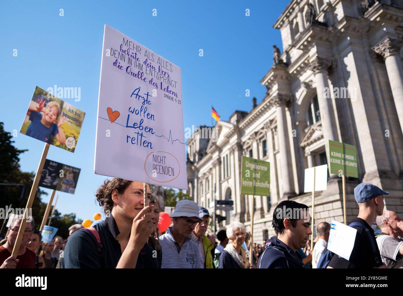 Marsch für das Leben - Christlich-fundenalistischer Abtreibungsgegner protestieren mit einer Kundgebung und einem anschließenden Trauermarsch gegen die Möglichkeit von Schwangerschaftsabbrüchen in Berlin und fordern einen besseren Schutz des ungeborenen Lebens. / Marsch für das Leben - christlich-fundamentalistische Anti-Abtreibung-Aktivisten protestieren gegen die Möglichkeit von Abtreibungen in Berlin mit einer Kundgebung gefolgt von einem trauermarsch, der einen besseren Schutz des ungeborenen Lebens fordert. Momentaufnahme-Fotografie/K.M.Krause *** März für das Leben christlich-fundamentalistische Anti-Abtreibung-Aktivisten protestieren gegen die Möglichkeit von Abtreibungen Stockfoto