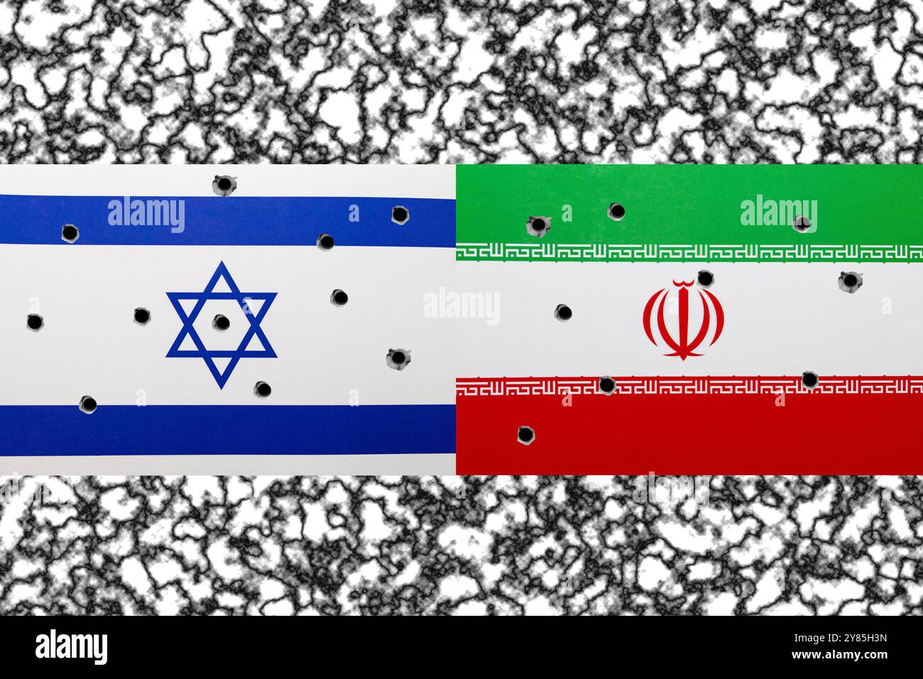Die israelische Flagge und die iranische Flagge mit Einschusslöchern. Konzeptabbildung zur Darstellung des Konflikts zwischen Iran und Israel. Hintergrund. Iran Att Stockfoto
