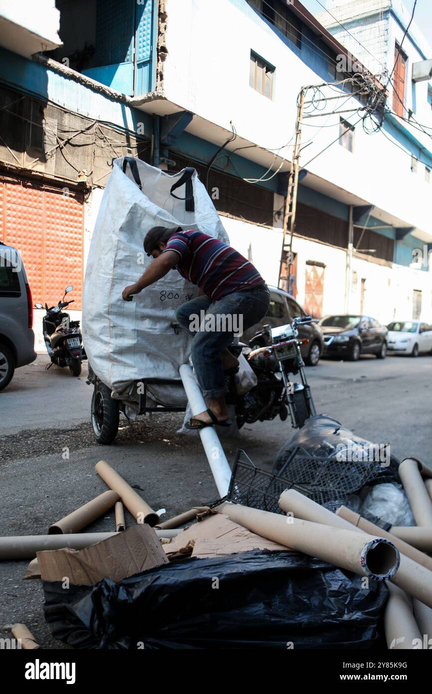 Gaziantep, Türkei. August 2022. Syrische Flüchtlinge sammeln Material aus Abfallbehältern und bringen sie zu einer Müllsortierstelle in der südtürkischen Stadt Gaziantep. Nach der Sammlung wird der Müll in Säcke aus Pappe, Kunststoff, Eisen, Aluminium und organischen Stoffen getrennt. an große Recyclinganlagen verkauft werden. Die Arbeit der Abfallsammler und der Arbeiter in der Sortieranlage verringert die Menge der Abfälle, die auf Deponien landen, doch die Gemeinde ist besorgt über die Umwelt- und Gesundheitsprobleme, die durch die Tätigkeit entstehen Stockfoto