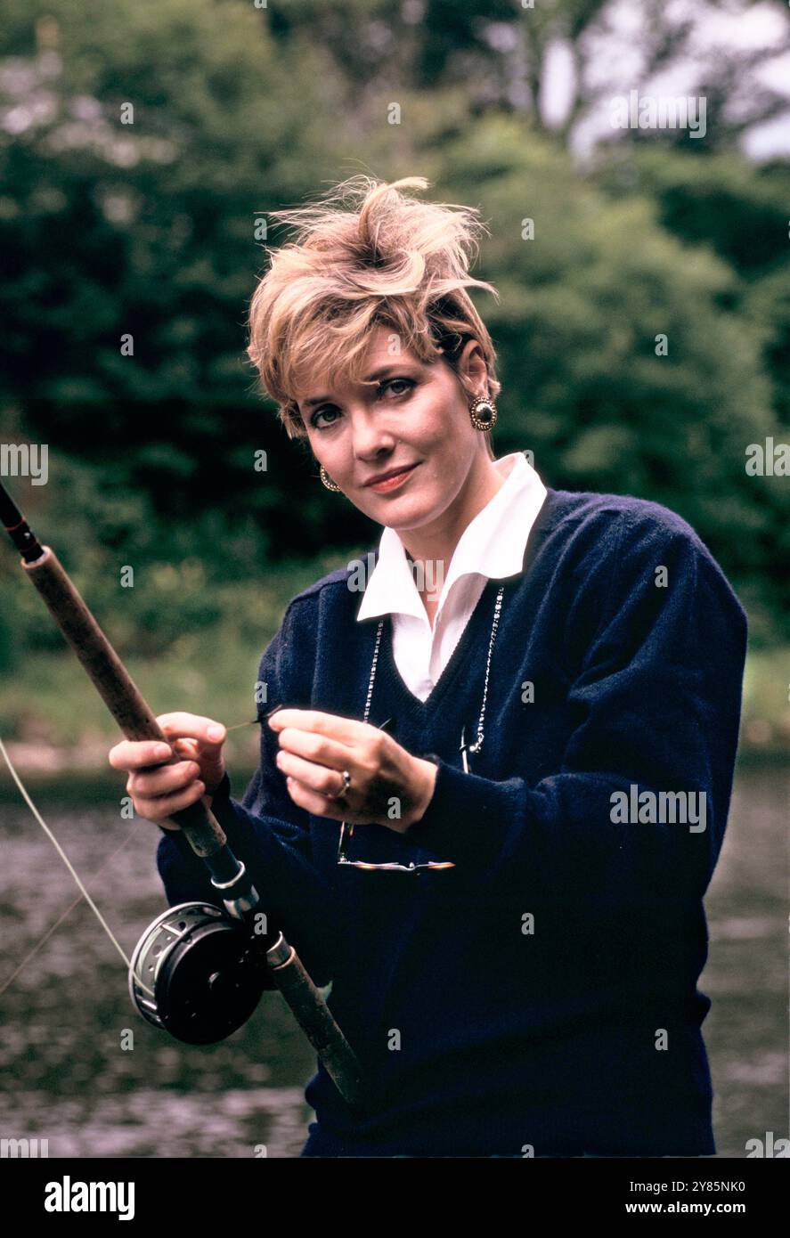 Fiona Armstrong, Lady MacGregor, ist eine britische Fernsehjournalistin. Angeln auf dem Fluss Esk. Hollows, Dumfries und Galloway, Schottland um die 1995 1990er Jahre, UK HOMEF SYKES Stockfoto