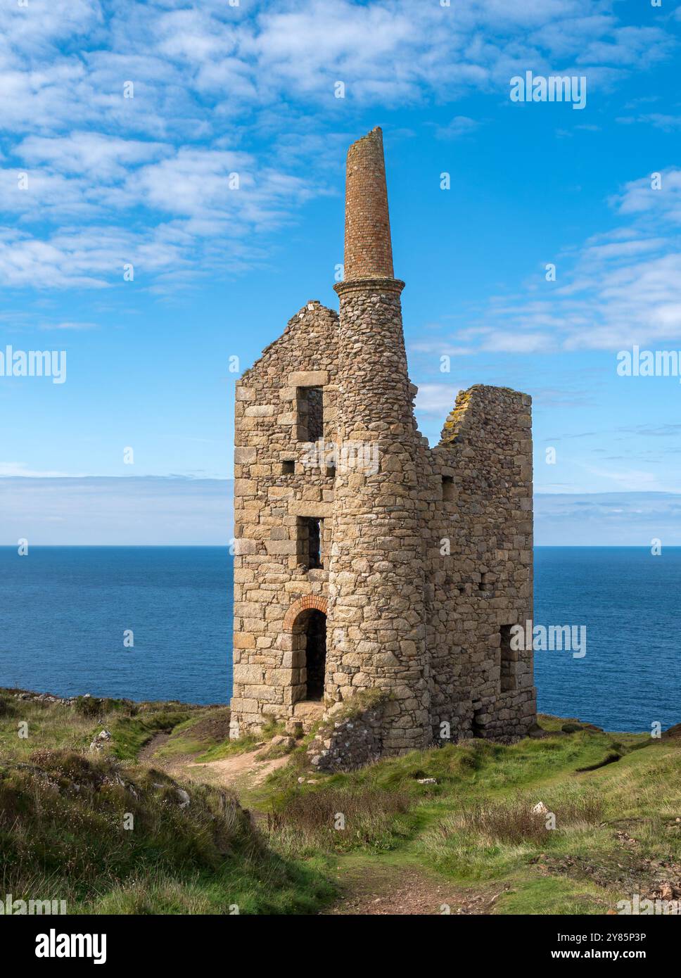 Ruine der West Wheal Owles Tin Mine Maschinenhaus, als Drehort für Wheal Leisure in der Fernsehserie der BBC Poldark, Botallack, Cornwall, England, UK Stockfoto