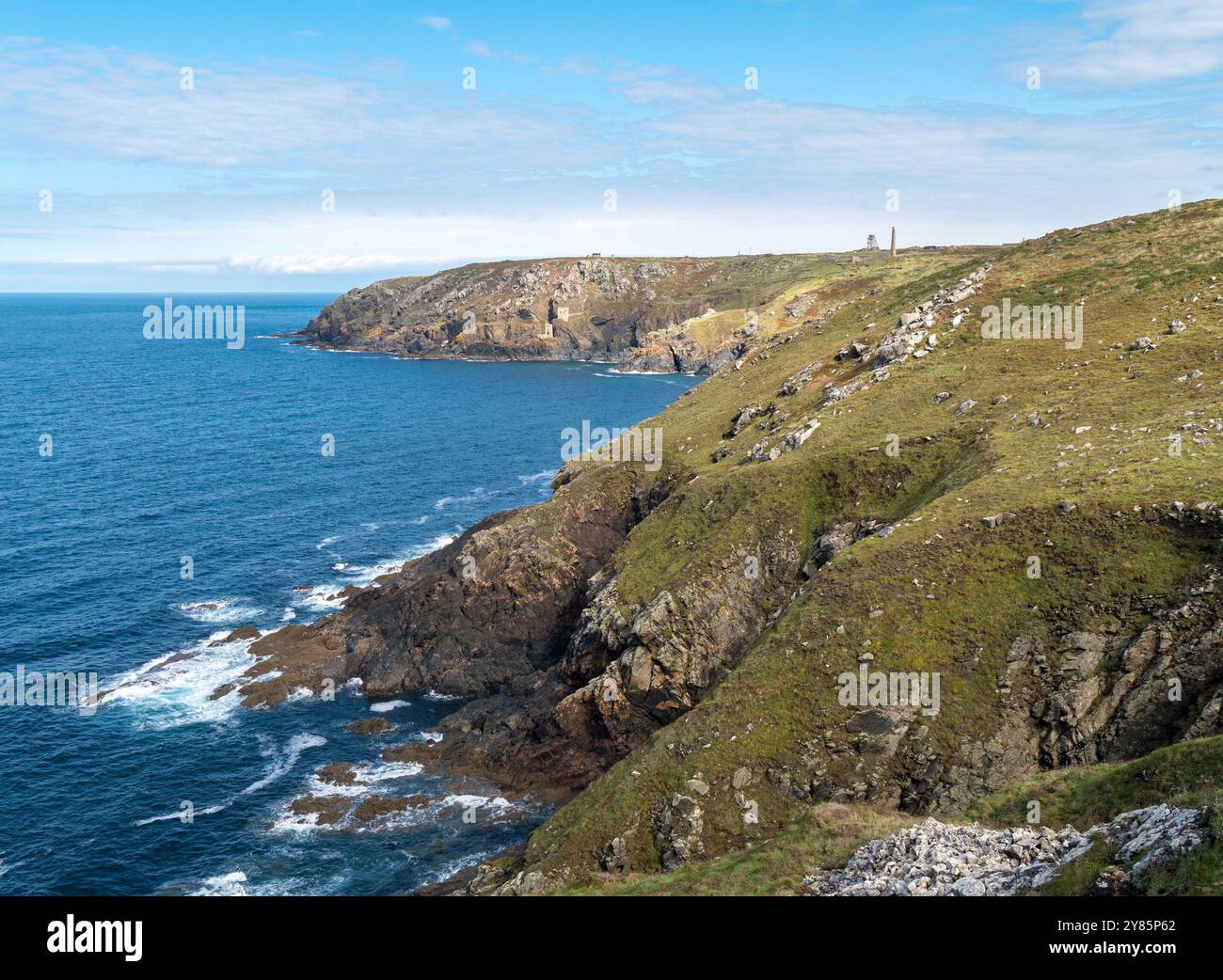 Die nordkornische Küste bei Botallack mit den Überresten der alten Kronen Tin Minen Motorenhäuser auf den Klippen in der Ferne, Cornwall, England, Großbritannien Stockfoto