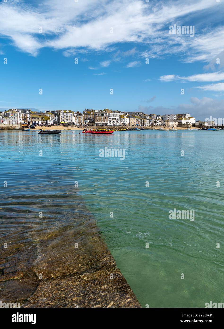 Flaches, ruhiges Wasser und Boote im Hafen von St Ives bei Flut an einem sonnigen Septembertag mit blauem Himmel, Cornwall, England, Großbritannien Stockfoto