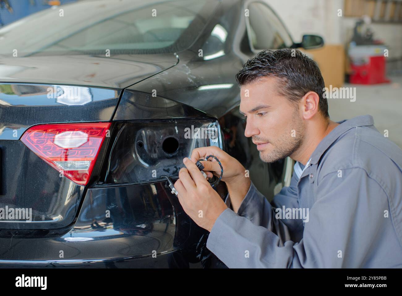 Man repariert das Rücklicht Stockfoto