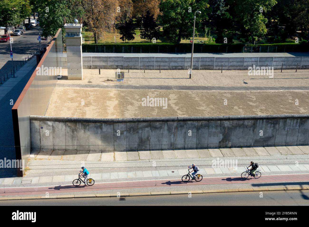 Bernauer Straße Menschen Touristen Radfahrer fahren entlang der Gedenkstätte Berliner Mauer Mauer historische Überreste Deutschland Stockfoto