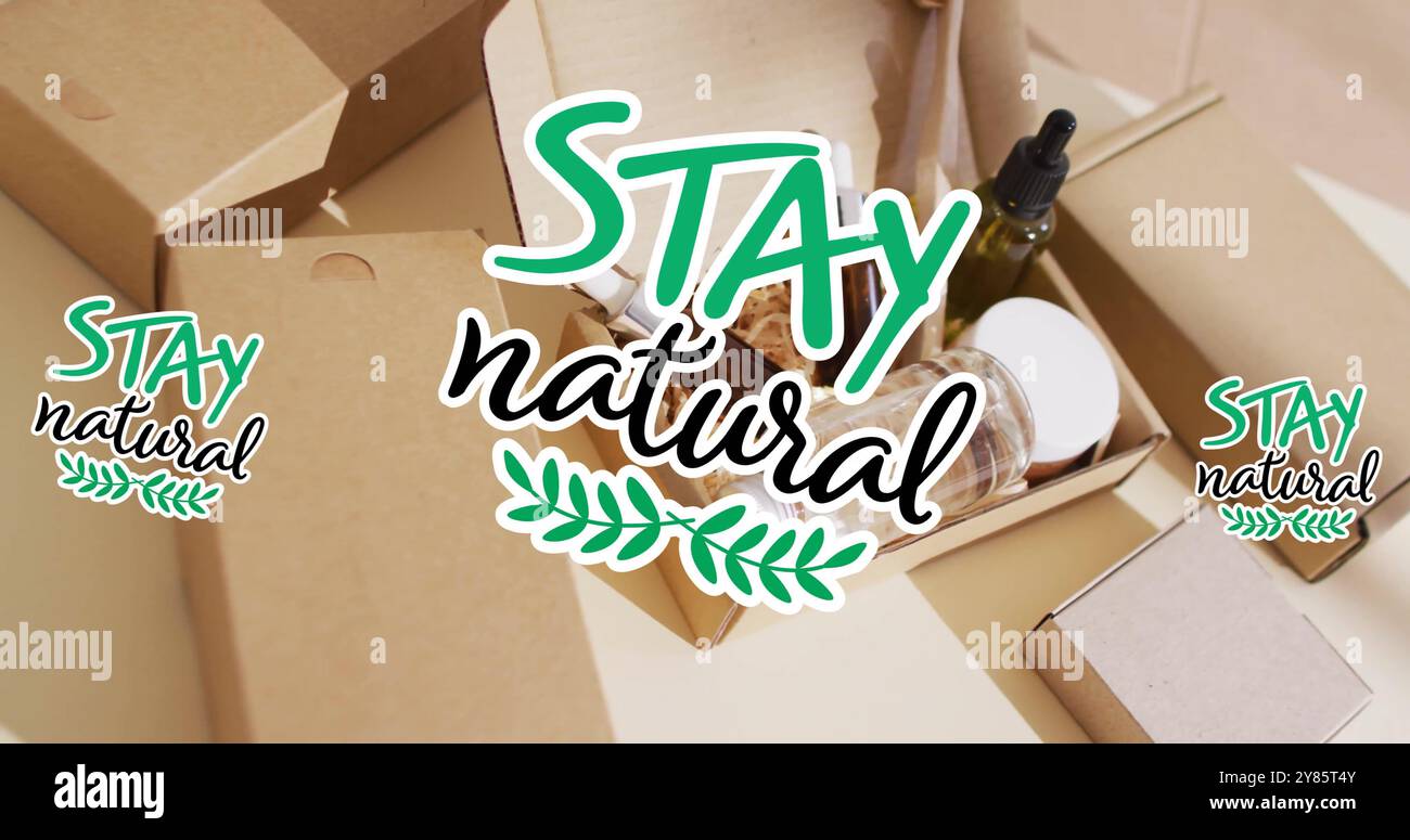 Bild von „Bleib natürlich“-Text, der über Bio-Kosmetikprodukten in einfacher Verpackung wiederholt wird Stockfoto