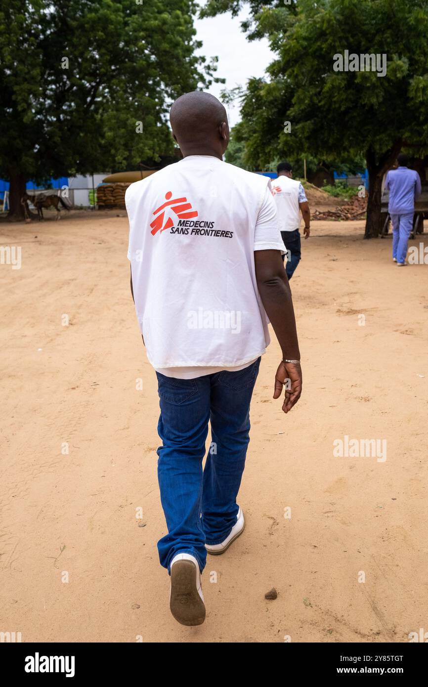 Ein Mitarbeiter des MSF für humanitäre Hilfe im Kinderkrankenhaus der NRO Medecins Sans Frontieres in Adre in der Region Wadai im Tschad am 31. August 2024. F Stockfoto