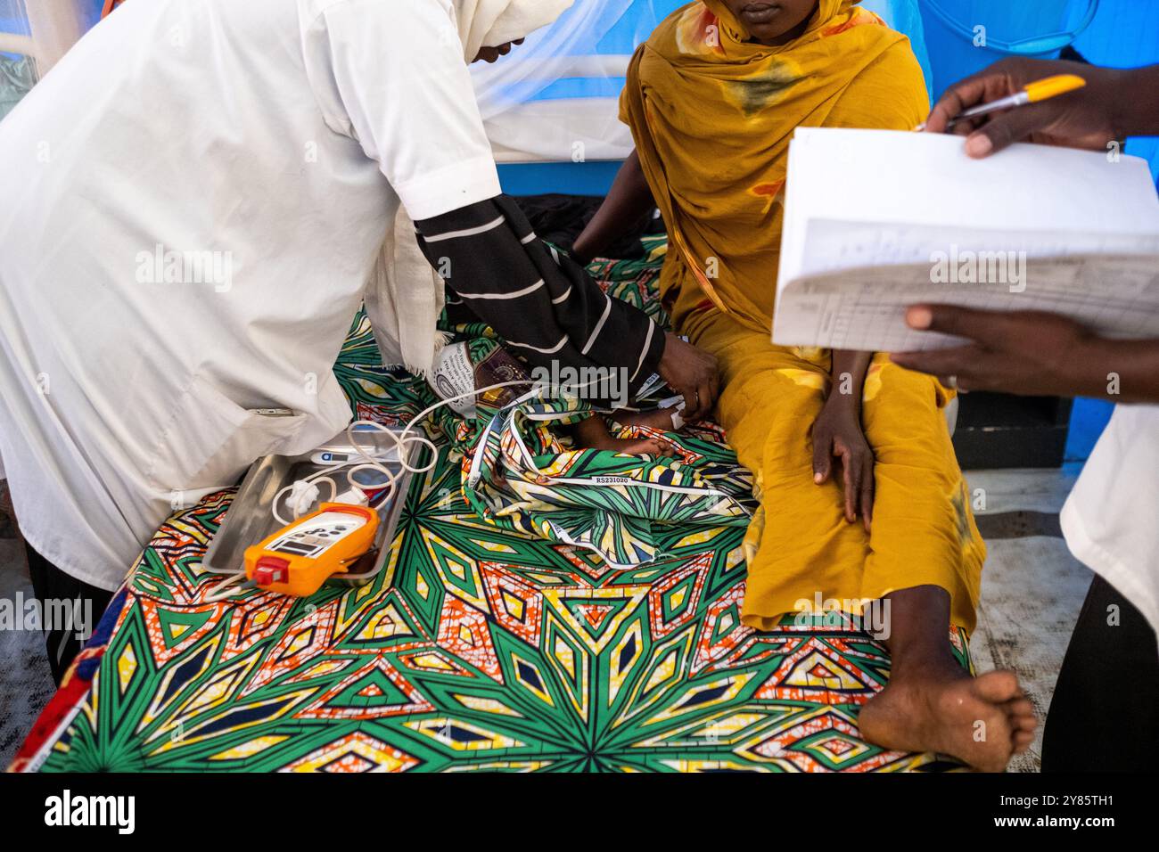 Gesundheitskontrolle eines unterernährten Säuglings im Kinderkrankenhaus der Nichtgouvernmental-Organisation NGO Medecins Sans Frontieres Stockfoto