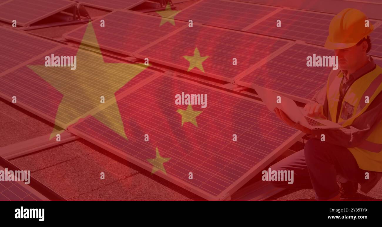 Bild der Flagge von china über kaukasischen männlichen Arbeitern mit Solarpaneelen Stockfoto