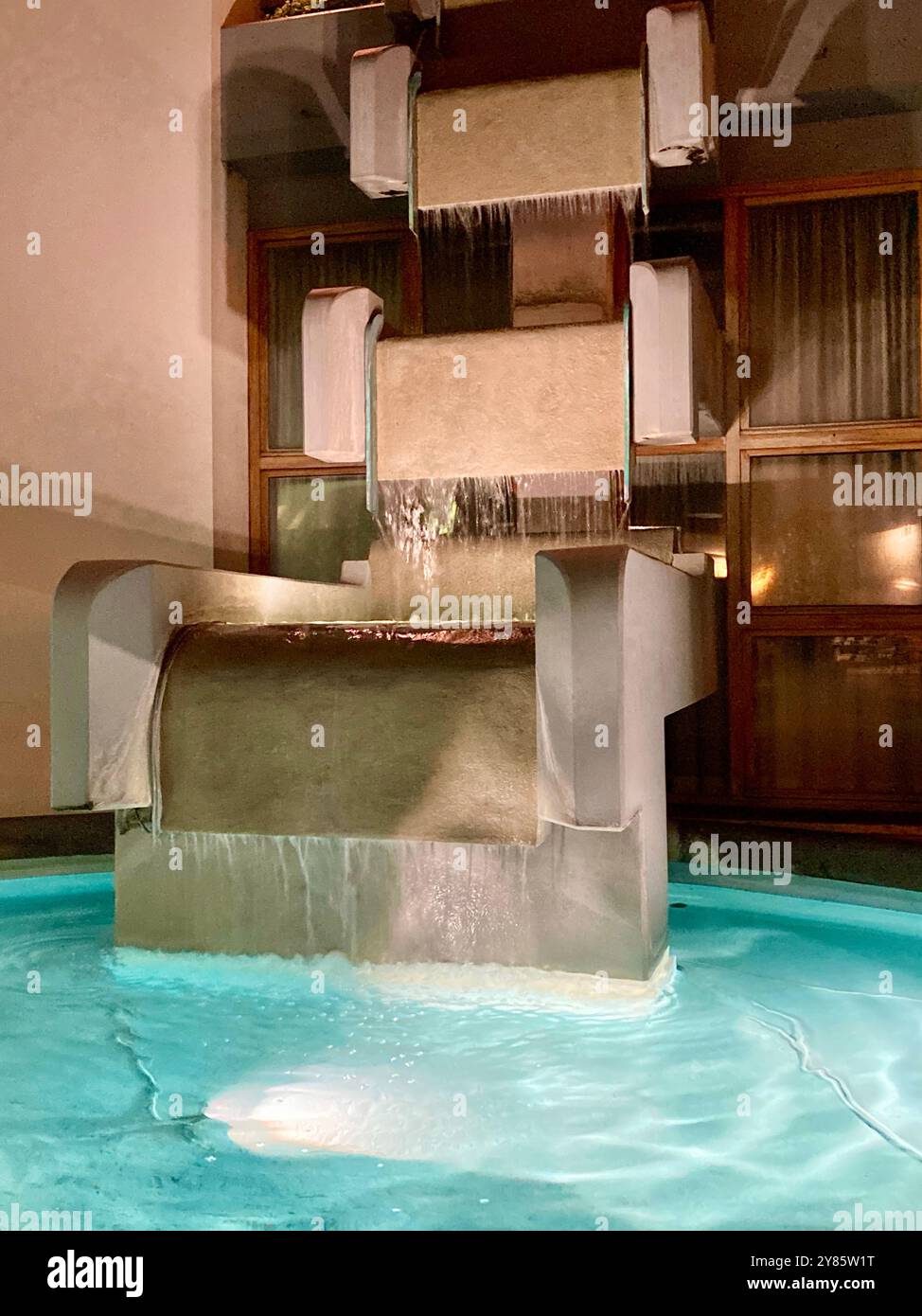 Das Wasserspiel vor dem Gebäude der Legislative Assembly von Madeira in Funchal bei Nacht. - Smartphone-aufgenommenes Stockfoto