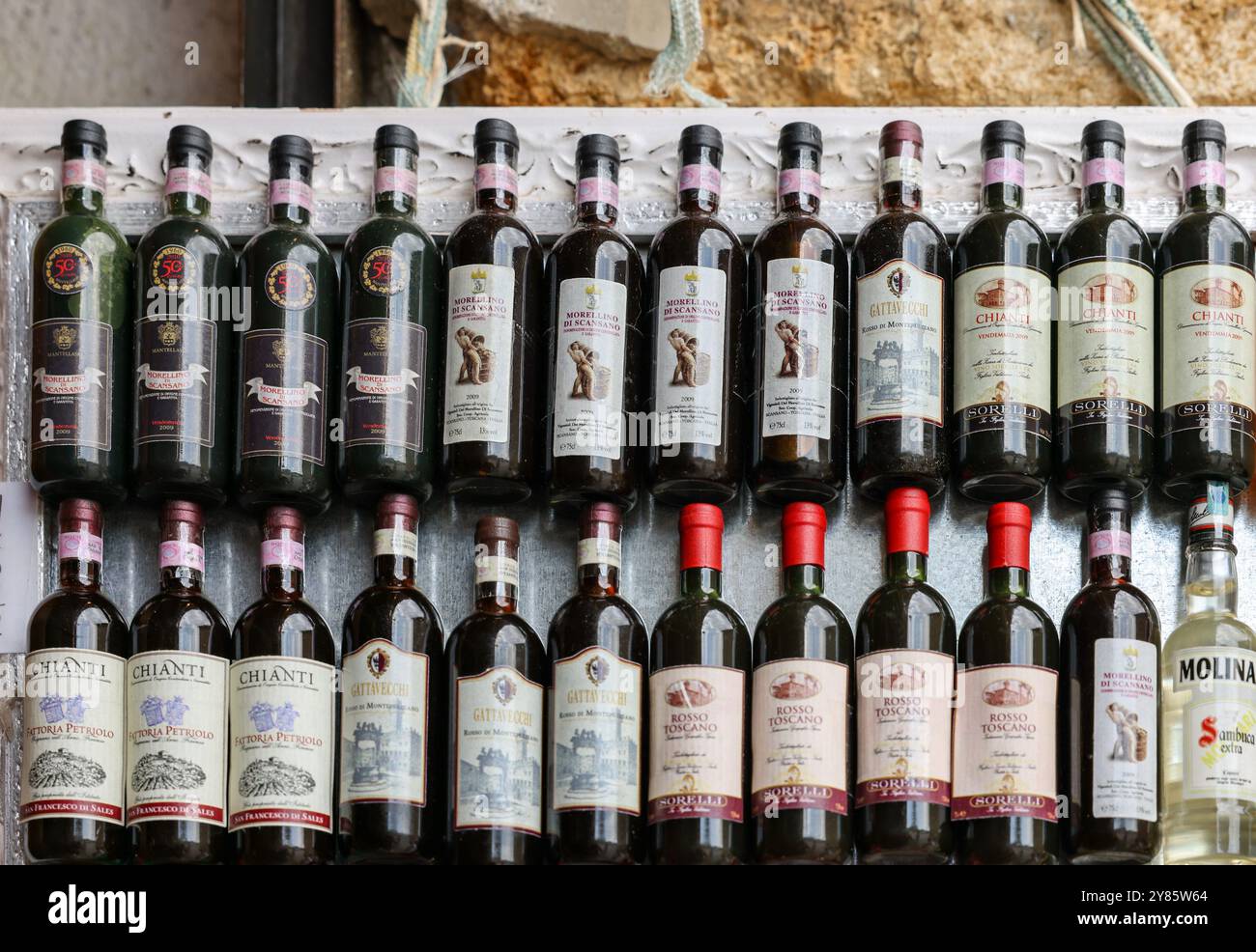 Monteriggioni, Italien - 17. September 2022: In einem Weinladen in Monteriggioni bei Siena wurden ordentlich Flaschen mit Chianti Classico zubereitet. Italien Stockfoto