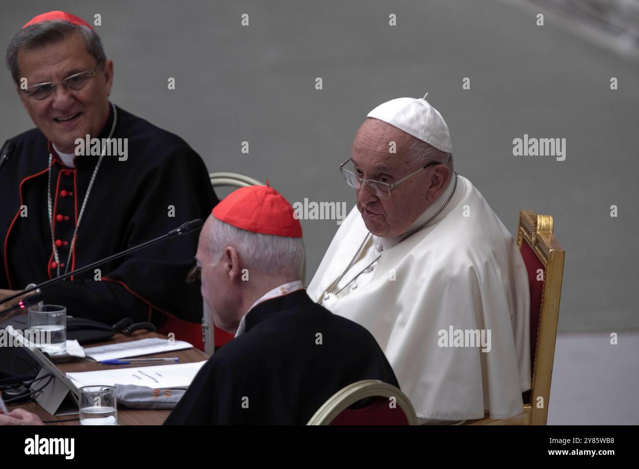 Vatikanstadt, Vatikan, 2. Oktober 2024. Papst Franziskus nimmt an der Eröffnung der zweiten Sitzung der 1. Generalkongregation der XVI. Ordentlichen Generalversammlung der Bischofssynode im Saal Paul VI. Im Vatikan Teil. Maria Grazia Picciarella/Alamy Live News Stockfoto