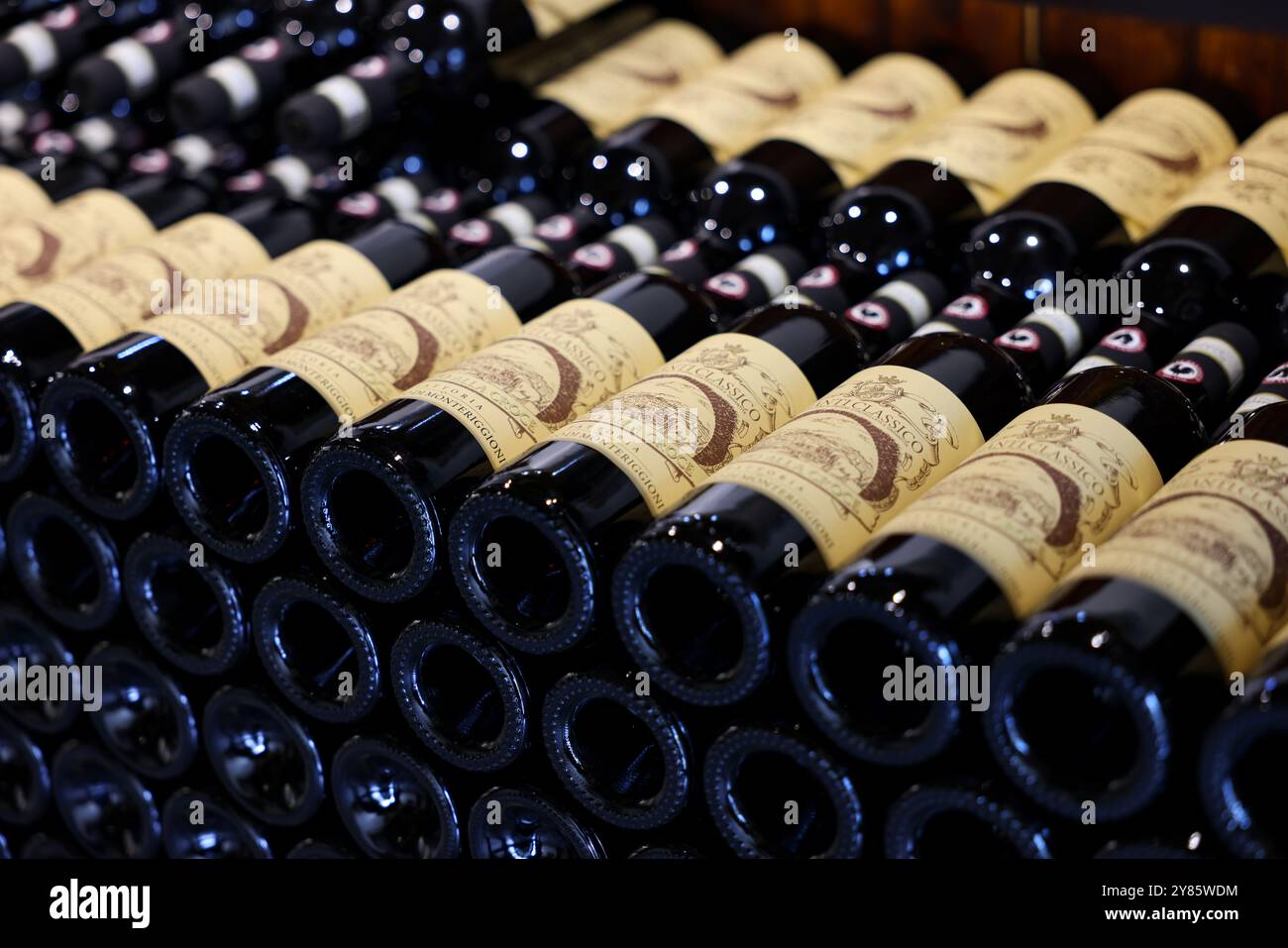 Monteriggioni, Italien - 17. September 2022: In einem Weinladen in Monteriggioni bei Siena wurden ordentlich Flaschen mit Chianti Classico zubereitet. Italien Stockfoto