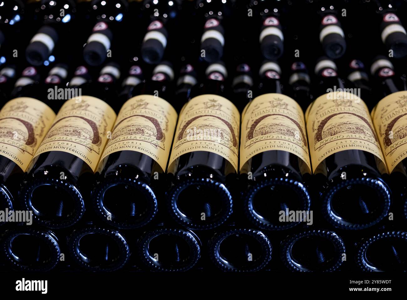 Monteriggioni, Italien - 17. September 2022: In einem Weinladen in Monteriggioni bei Siena wurden ordentlich Flaschen mit Chianti Classico zubereitet. Italien Stockfoto