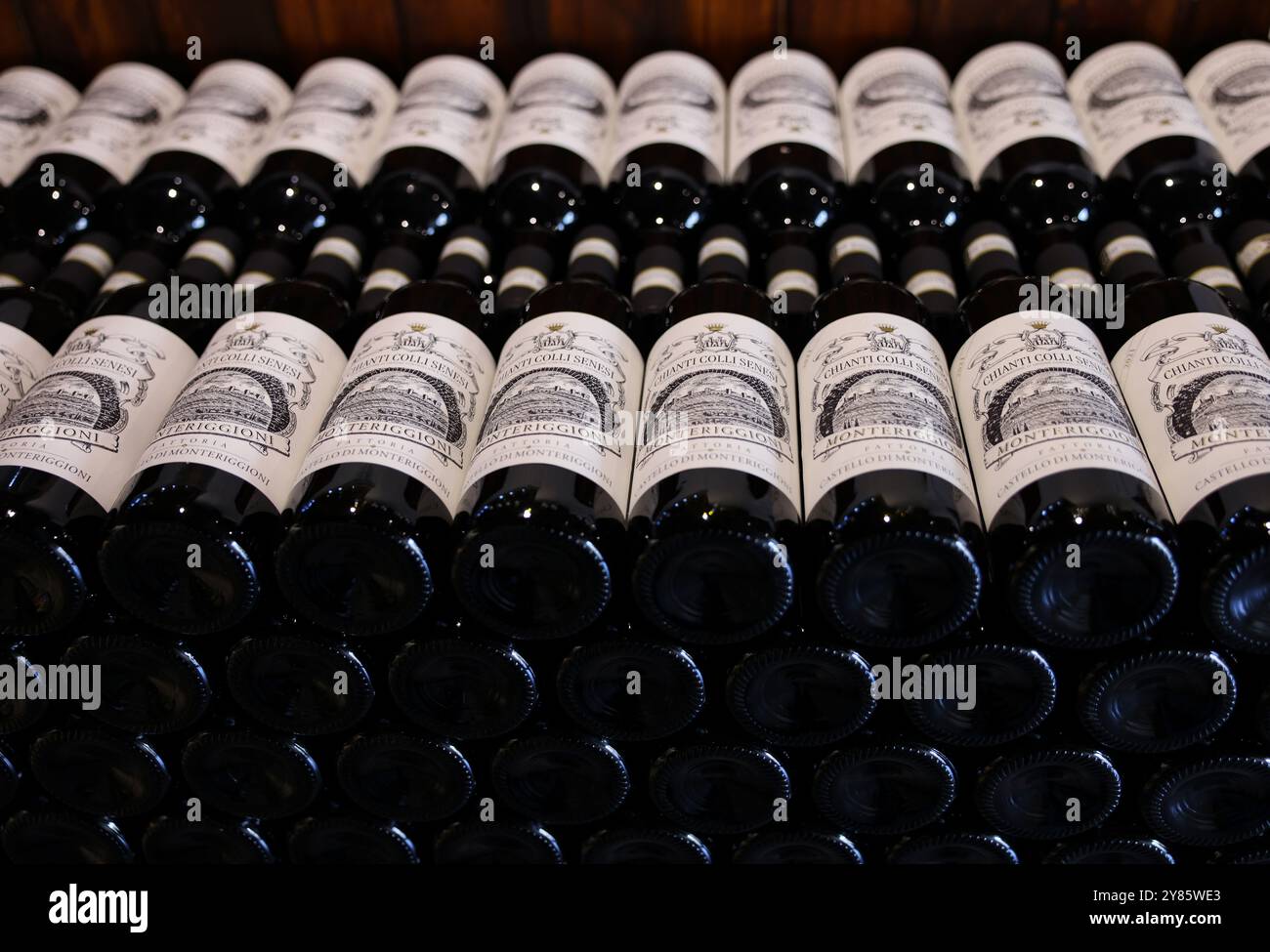 Monteriggioni, Italien - 17. September 2022: In einem Weinladen in Monteriggioni bei Siena wurden ordentlich Flaschen mit Chianti Classico zubereitet. Italien Stockfoto