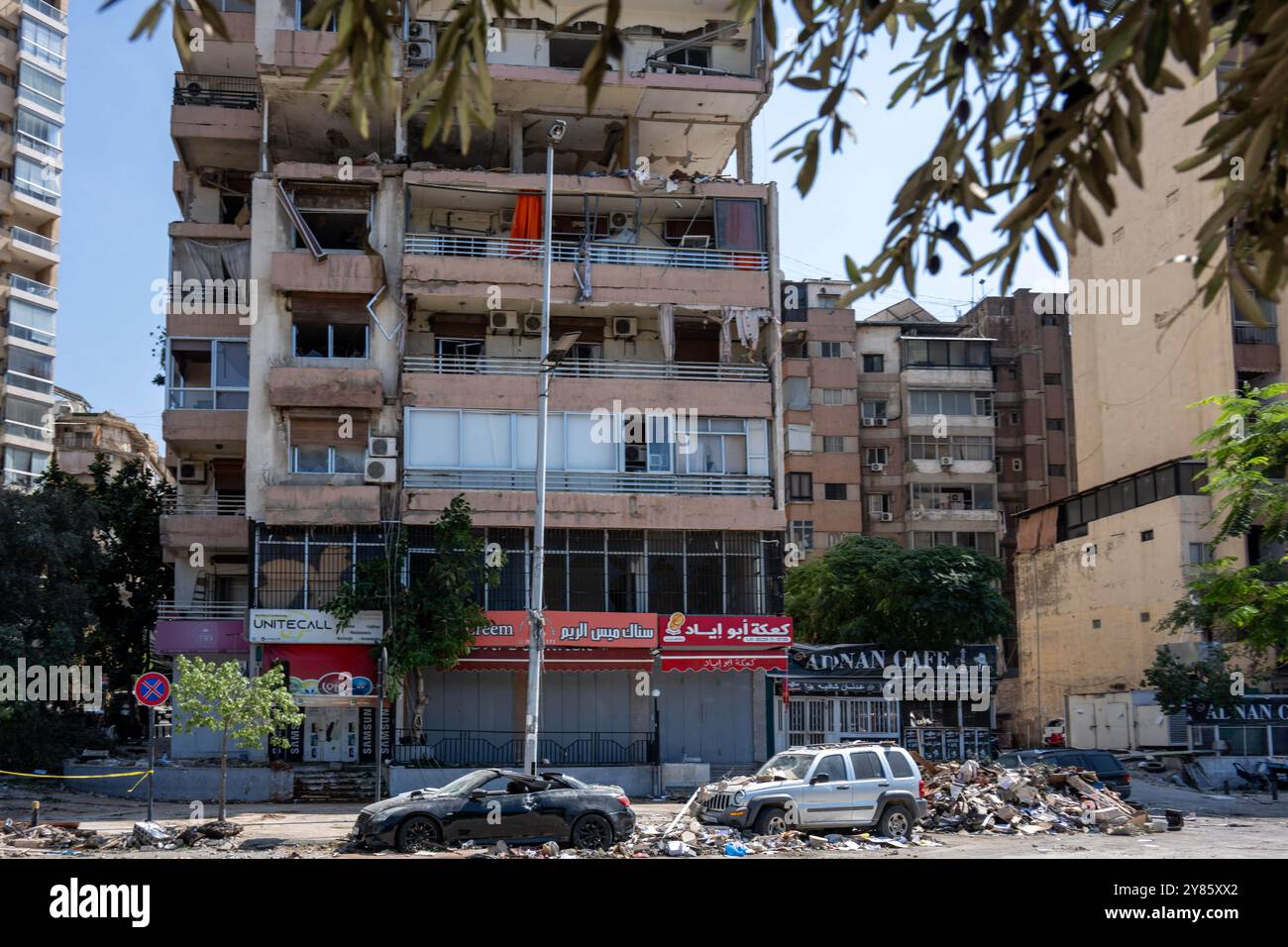 Beirut, Libanon. 30. September 2024. Ort, bekannt als „Cola“-Platz, an dem ein Gebäude von einem israelischen Luftangriff in Beirut, Libanon, am 30. September 2024 angegriffen wurde. Es ist der erste Streik außerhalb des südlichen Vorortes Beirut. Foto: Ammar Abd Rabbo/ABACAPRESS. COM Credit: Abaca Press/Alamy Live News Stockfoto