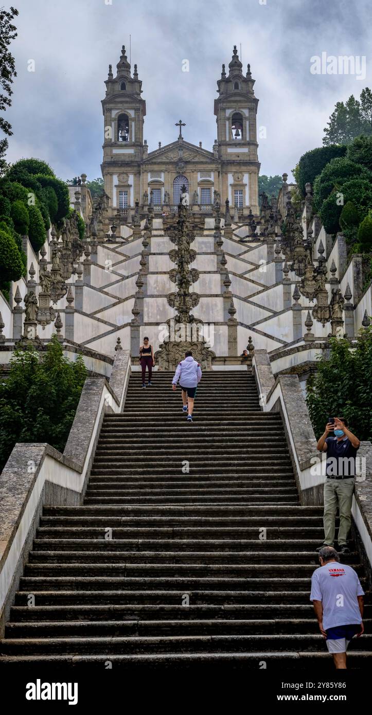 Treppe und Kirche, Heiligtum von Bom Jesus do Monte, Braga, Portugal. UNESCO-Weltkulturerbe. Juli 2021 Stockfoto