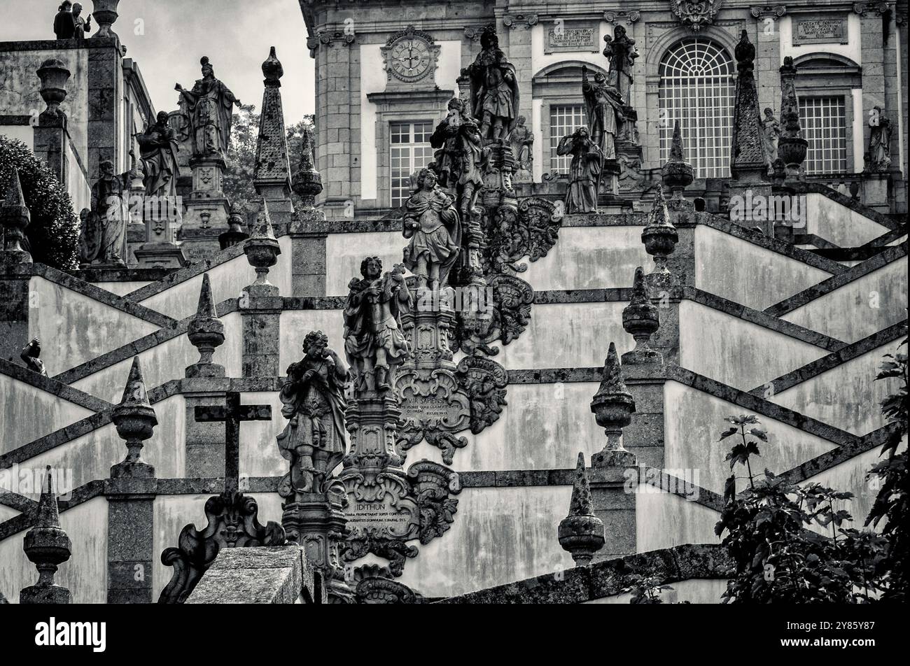 Treppe und Kirche, Heiligtum von Bom Jesus do Monte, Braga, Portugal. UNESCO-Weltkulturerbe. Juli 2021 Stockfoto