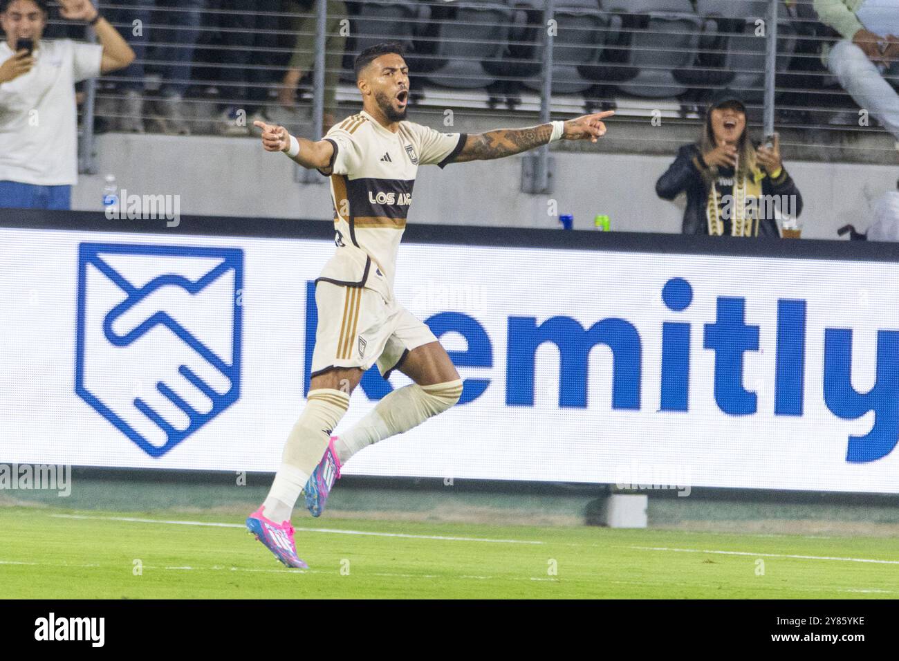 Dénis Bouanga #99 des FC Los Angeles feiert, nachdem er am 2. Oktober 2024 in Los Angeles bei einem MLS-Fußballspiel im BMO Stadium gegen die St. Louis City geschossen hat. (Foto: Ringo Chiu / SOPA Images/SIPA USA) Stockfoto