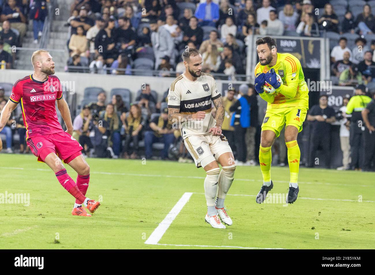Los Angeles FC Torhüter Hugo Lloris (R) sichert sich bei einem MLS-Fußballspiel im BMO Stadium am 2. Oktober 2024 in Los Angeles gegen die St. Louis City. (Foto: Ringo Chiu / SOPA Images/SIPA USA) Stockfoto