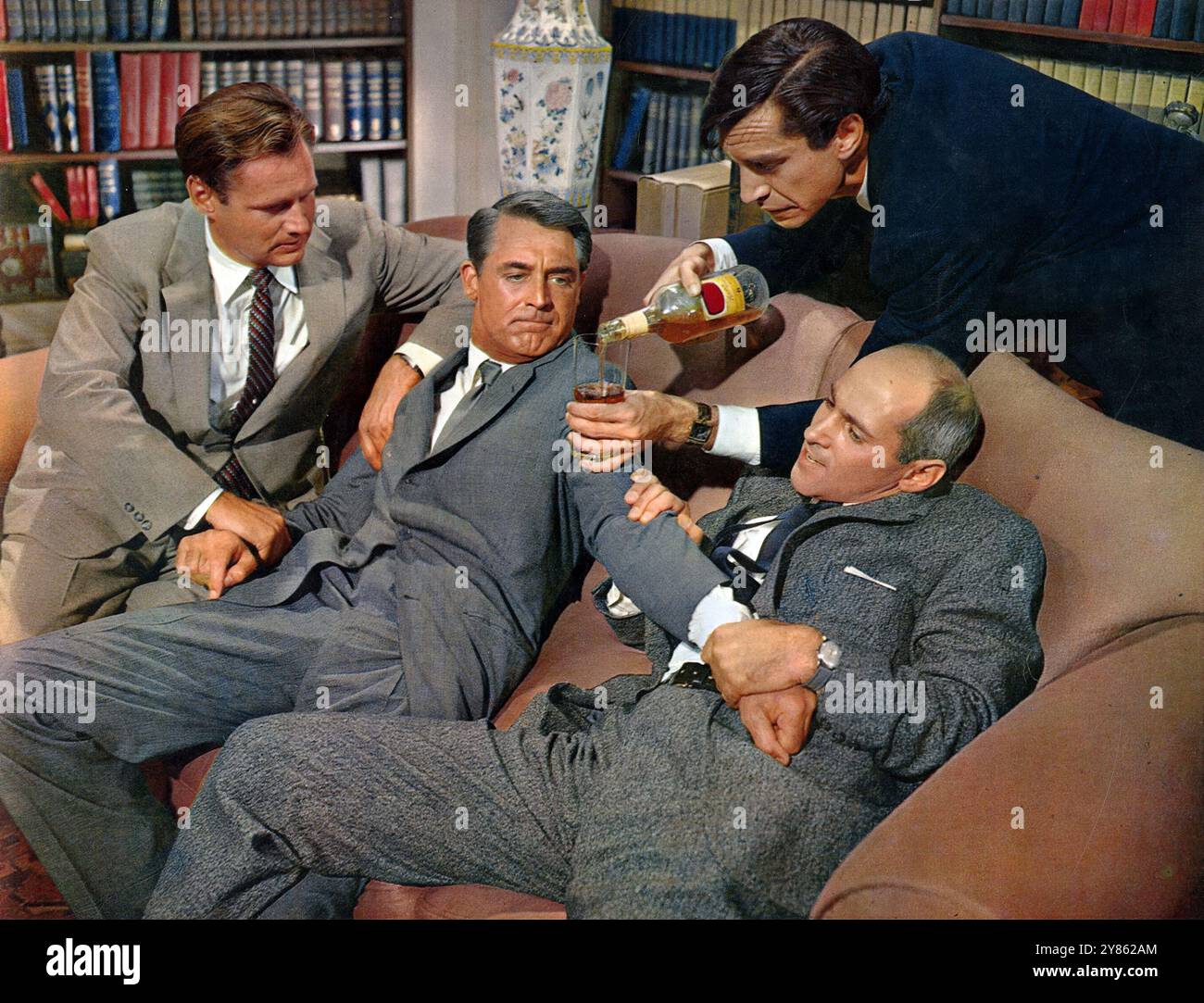 Cary Grant wird gehalten und Martin Landau gießt Whiskey - North by Northwest (Alfred Hitchcock, MGM, 1959) Werbefoto Stockfoto