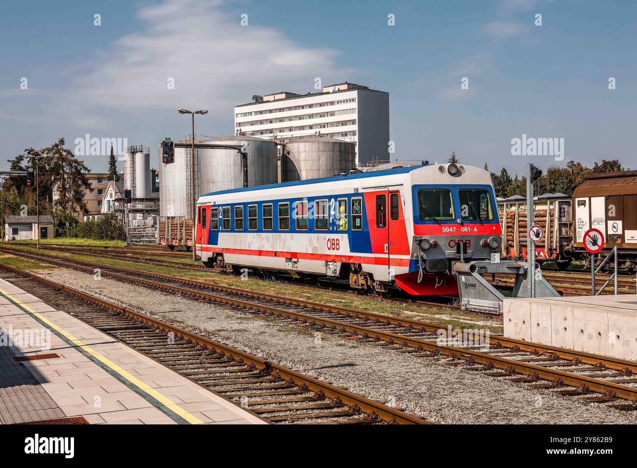 03.10.2024, Braunau am Inn, AUT, unterwegs in Oberösterreich, Symbolbild, Themenbild, Verschiedene Themenbilder, Bahnhof Braunau, im Bild Verschiedene Ansichten, Braunau, Bahnhof, Zug, Zuege, Regionalzug, Herbst 2024, OEBB, *** 03 10 2024, Braunau am Inn, AUT, unterwegs in Oberösterreich, Symbolbild, Themenbild, verschiedene Themenbilder, Bahnhof Braunau, im Bild verschiedene Ansichten, Braunau, Bahnhof, Zug, Züge, Regionalzug, Herbst 2024, OEBB, Stockfoto