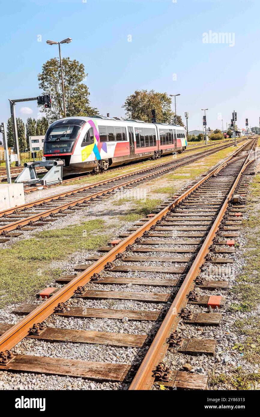 03.10.2024, Braunau am Inn, AUT, unterwegs in Oberösterreich, Symbolbild, Themenbild, Verschiedene Themenbilder, Bahnhof Braunau, im Bild Verschiedene Ansichten, Braunau, Bahnhof, Zug, Zuege, Regionalzug, Herbst 2024, OEBB, Gleis, *** 03 10 2024, Braunau am Inn, AUT, unterwegs in Oberösterreich, Symbolbild, Themenbild, verschiedene Themenbilder, Bahnhof Braunau, im Bild verschiedene Ansichten, Braunau, Bahnhof, Zug, Züge, Regionalzug, Herbst 2024, OEBB, Gleis, Stockfoto