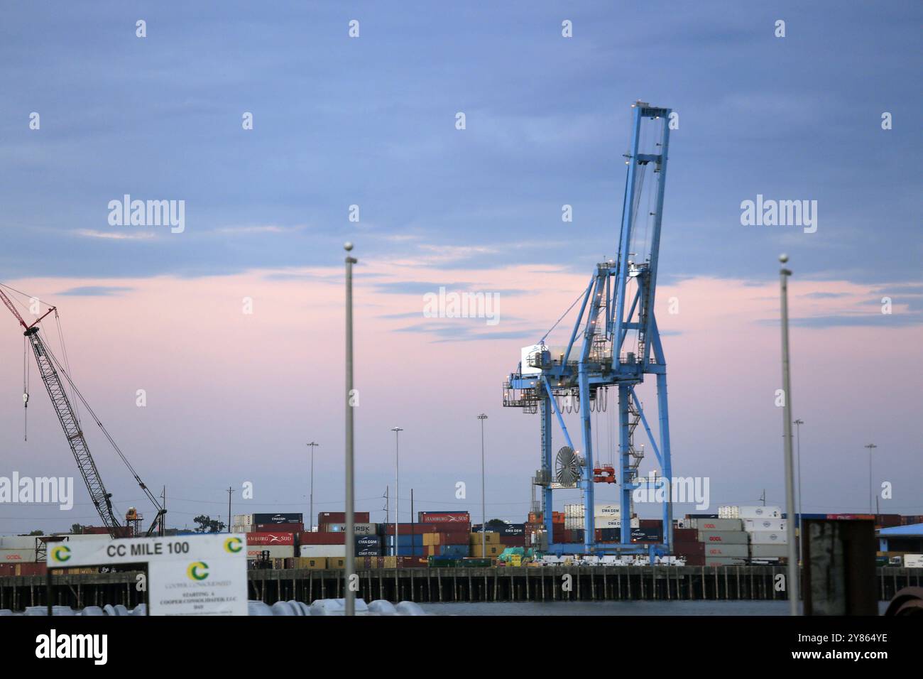 New Orleans, USA. Oktober 2024. Kräne und Container werden am 1. Oktober 2024 im Hafen von New Orleans in Louisiana, USA, gesehen. Am Dienstag wurden Streikposten gebildet, als etwa 45.000 Hafenarbeiter in 36 Häfen entlang der US-Ost- und Golfküste ausliefen und höhere Löhne und ein Verbot der Automatisierung forderten, da sie Angst vor Arbeitsplatzverlusten in einer KI-gesteuerten Zukunft hatten, die weit über die Hafenindustrie weltweit hinausgeht. Quelle: Lan Wei/Xinhua/Alamy Live News Stockfoto