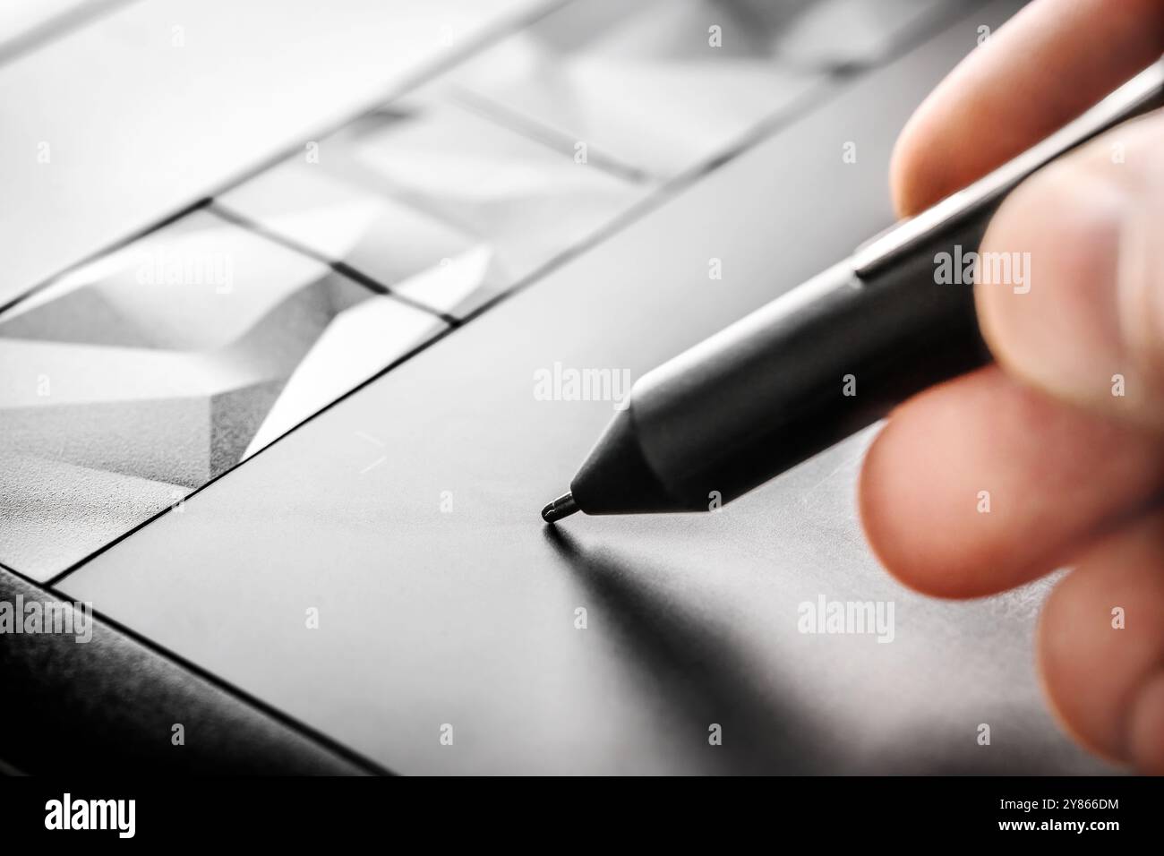 Künstler zeichnen mit einem Stift auf einem elektronischen Tablet, Nahaufnahme Stockfoto