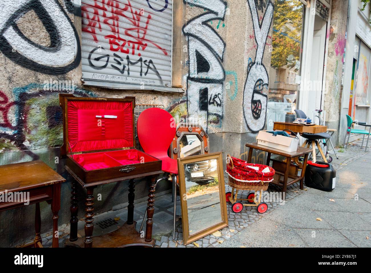 Gebrauchte Dinge für Verkauf Straße, Neukoln Berlin City District Berlin Deutschland Europa Stockfoto