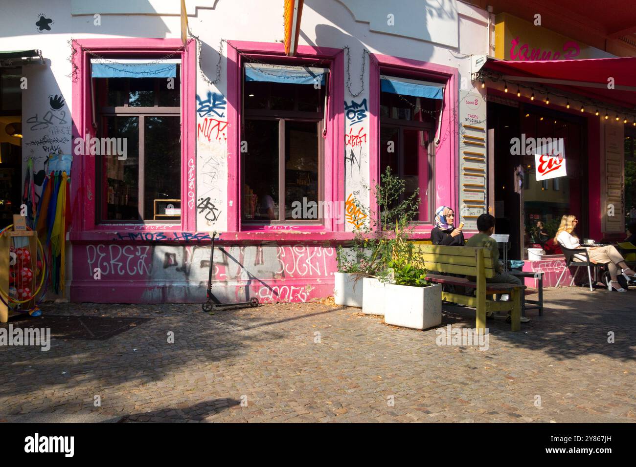 Straße, Café Bar Restaurant Kreuzberg City District Nachbarschaft, Berlin Deutschland Europa Lifestyle Freizeit, Bunte Szene Stockfoto