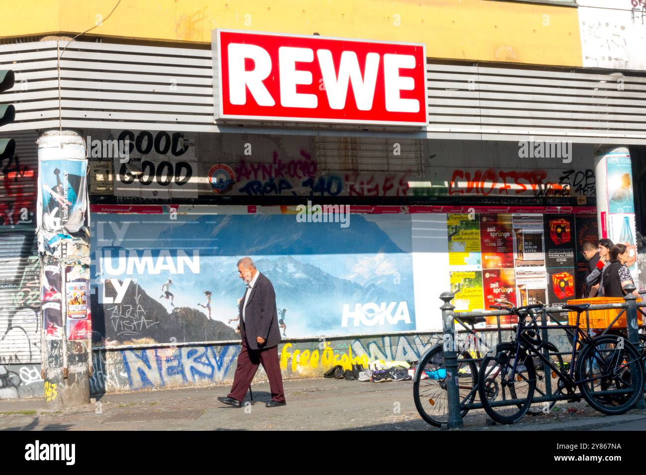 Supermarkt REWE Logo Schild Street Retail Chain Kreuzberg Berlin Deutschland Stockfoto