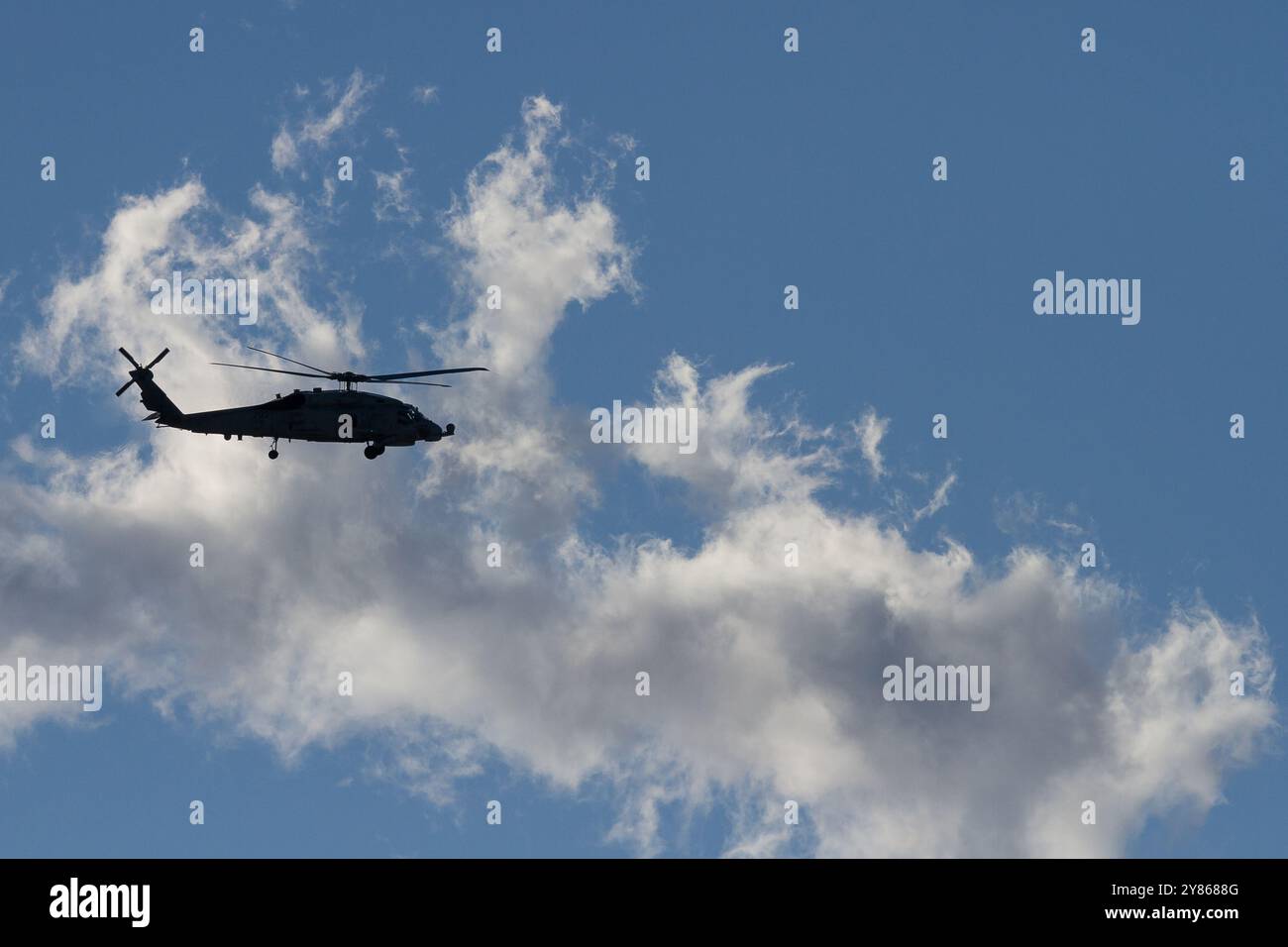 Ein Sikorsky SH-60 Seahawk Hubschrauber mit dem US Navy Helicopter Maritime Strike Squadron Five One (HSM-51), bekannt als „Warlords“, fliegt in der Nähe der NAF Atsug Stockfoto