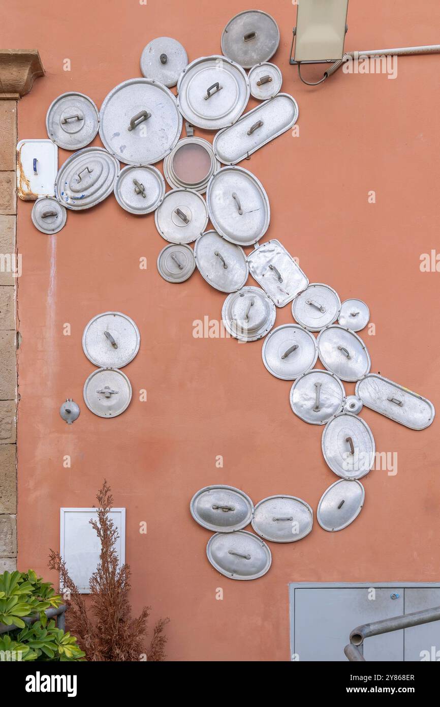 Die geographische Karte Italiens wurde mit großen Küchenkopfdeckeln in Carloforte, Italien, reproduziert Stockfoto