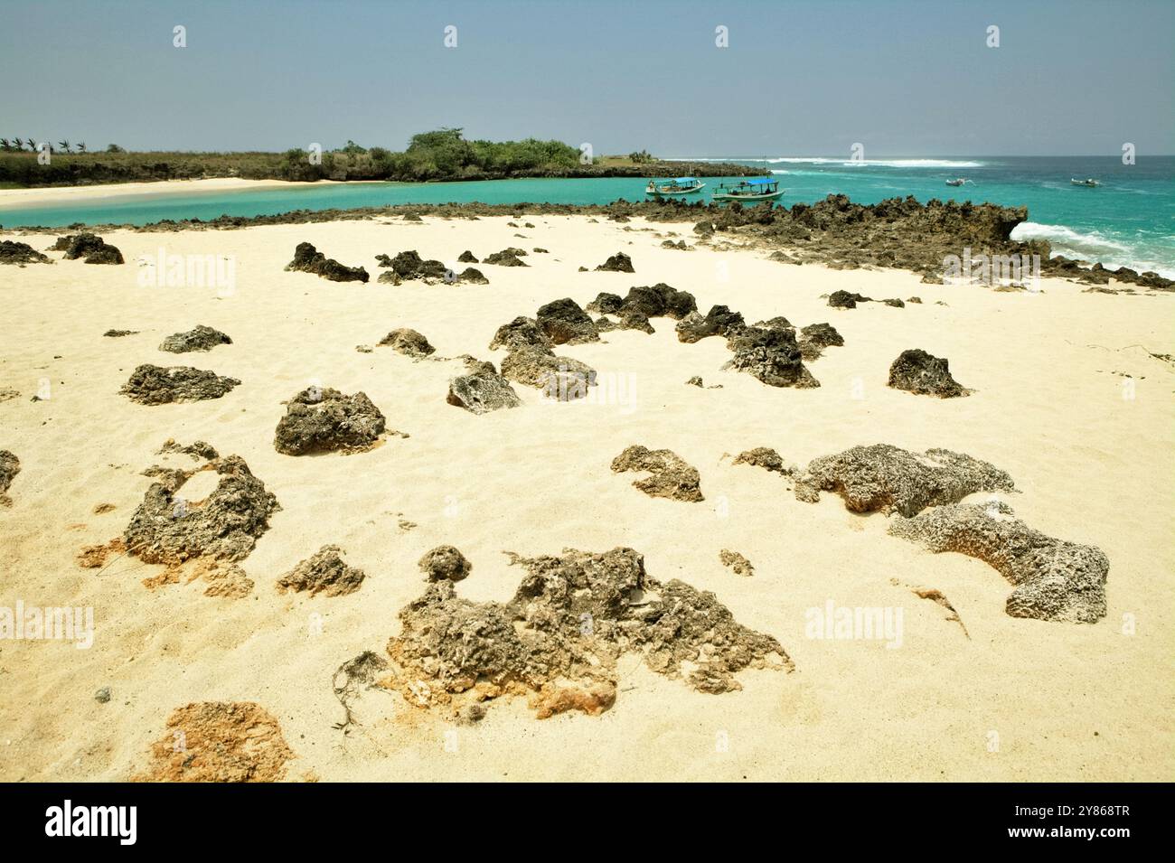 Felsiger Strand in Pero, Pero Batang Dorfanlage, Kodi, Südwest Sumba, Ost Nusa Tenggara, Indonesien. Stockfoto