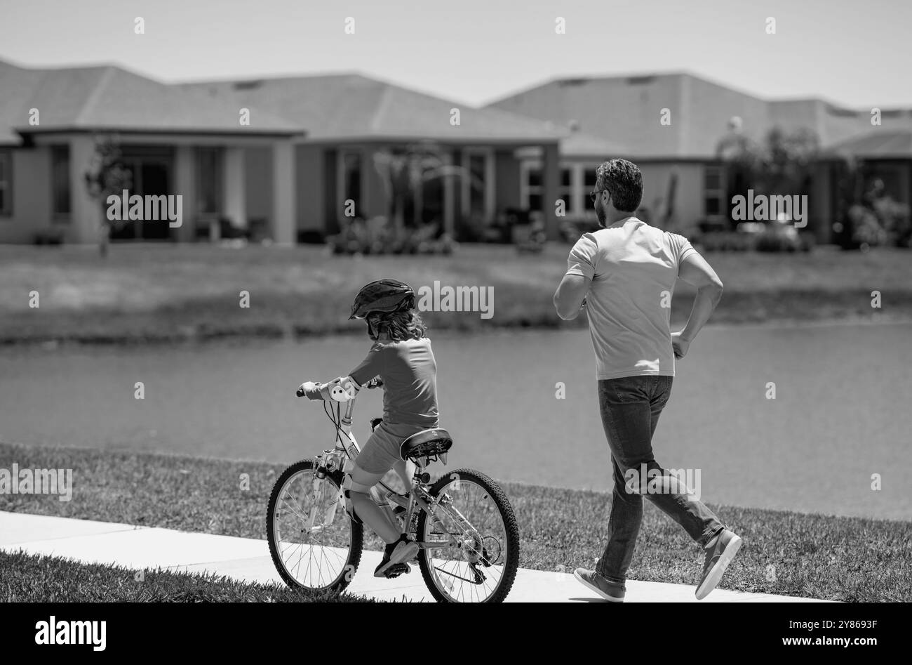 Vatertag. Vater und Sohn, die am Vatertag Fahrrad fahren. Konzept einer freundlichen Familie. Eltern und Kinder sind Freunde. Vater und Stockfoto