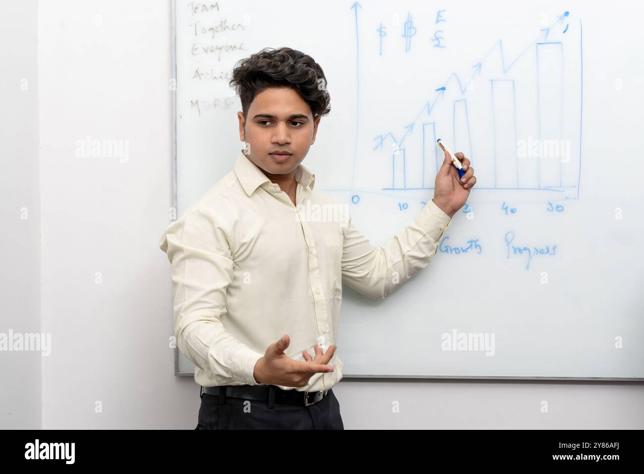 Engagierter Dozent erklärt Konzepte im Vergleich zu einem Whiteboard in einer professionellen Büroumgebung und verbessert so die Lernerfahrung interaktiver Lernlehrer Stockfoto