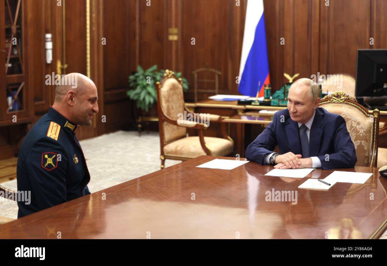 Moskau, Russland. Oktober 2024. Russischer Präsident Wladimir Putin, rechts, hält am 2. Oktober 2024 in Moskau ein persönliches Treffen mit dem Helden der DVR Artyom Zhoga, links, im Kreml ab. Russland. Putin ernannte Zhoga Präsidentengesandten im Ural Federal District durch Befehl. Quelle: Mikhail Metzel/Kreml Pool/Alamy Live News Stockfoto