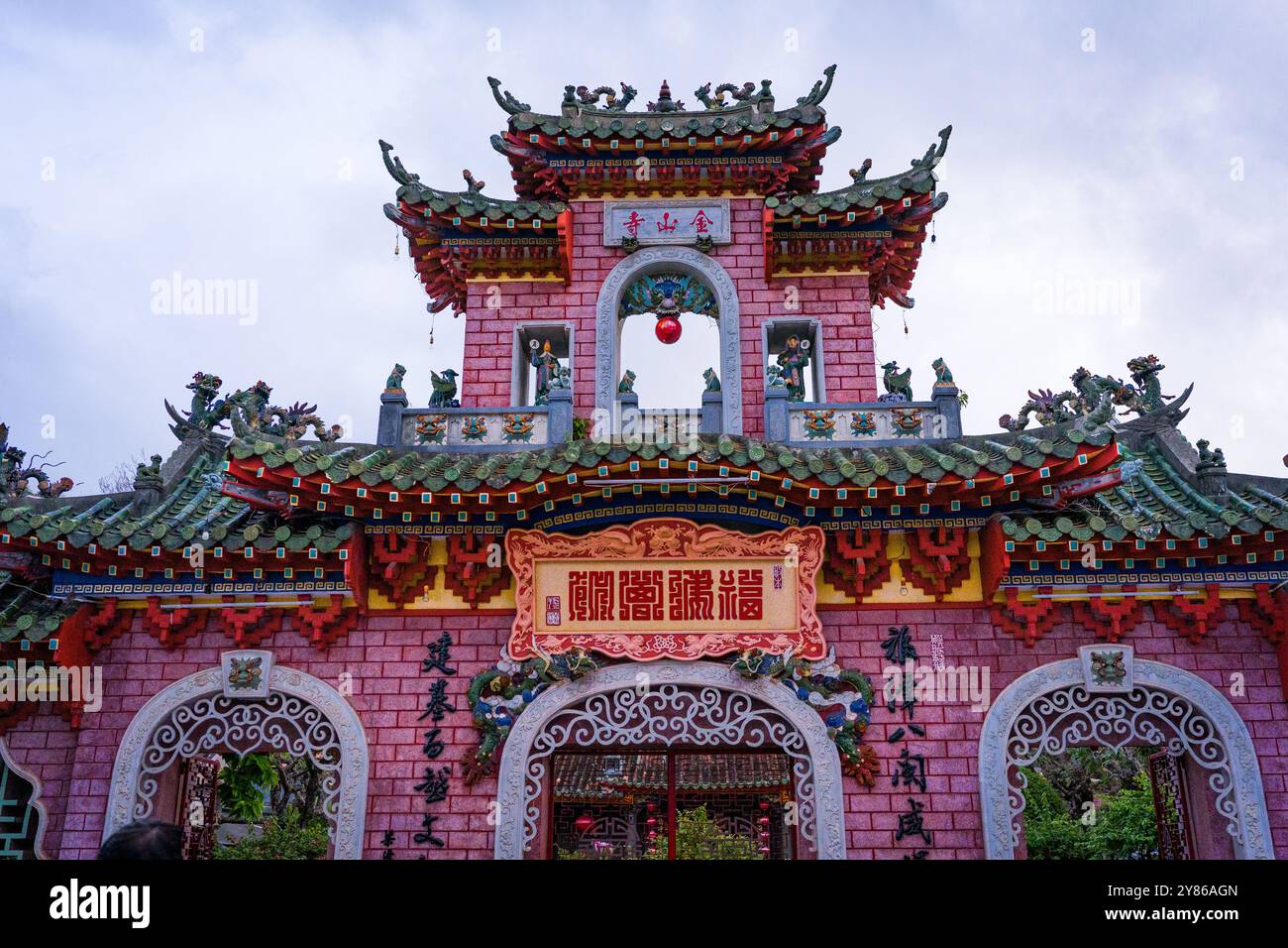 Fukian Assembly Hall in der alten Stadt Hoi an, Vietnam, bei Sonnenuntergang. Beispiel für traditionelle chinesische Architektur Stockfoto